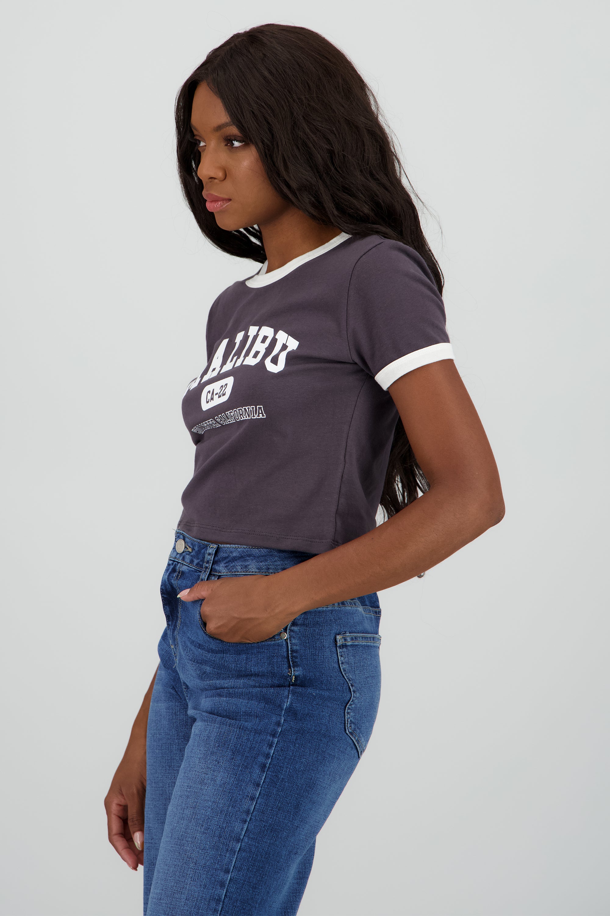 Playera crop estampado malibu contraste mangas GRIS OBSCURO