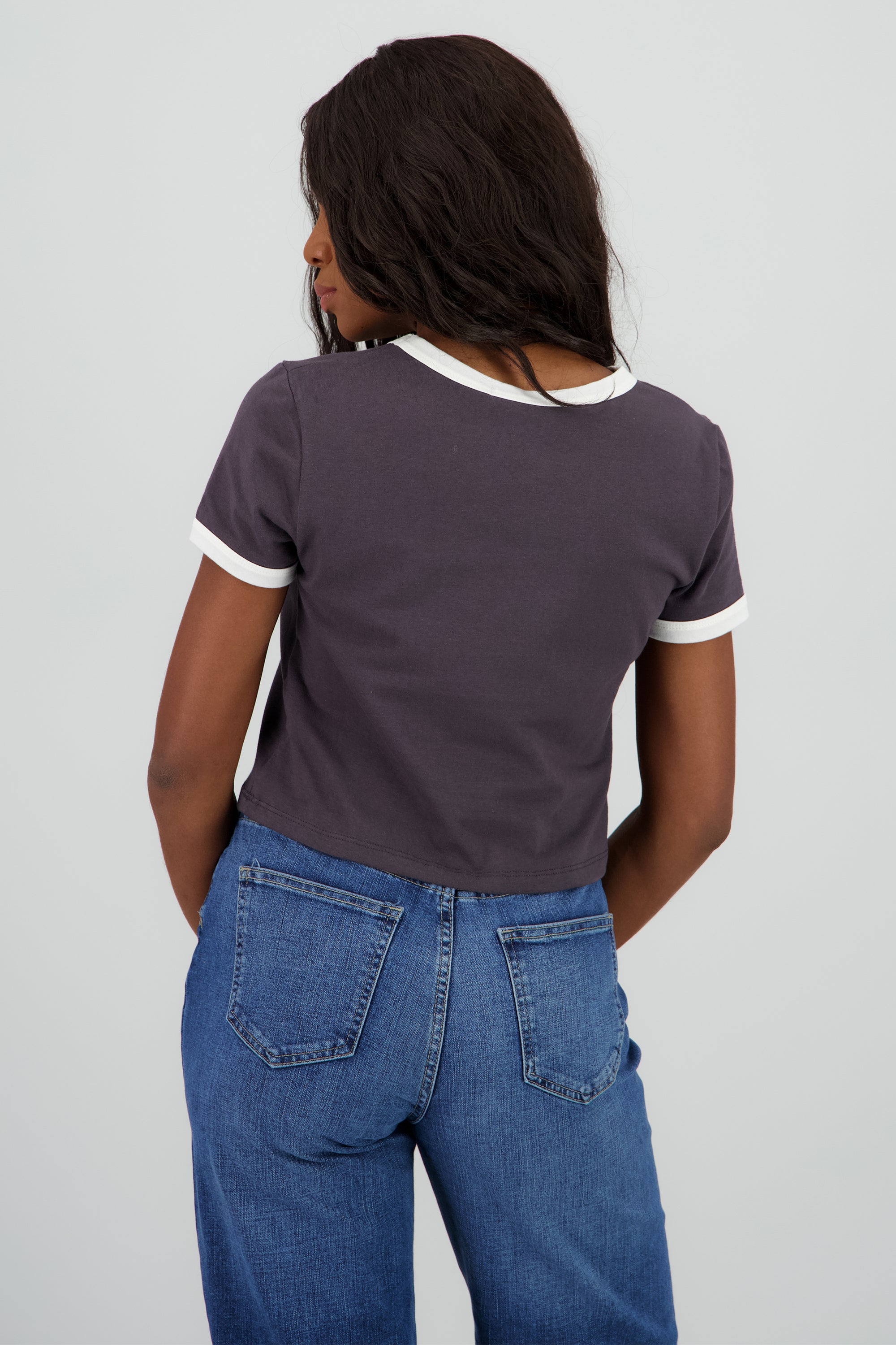Playera crop estampado malibu contraste mangas GRIS OBSCURO