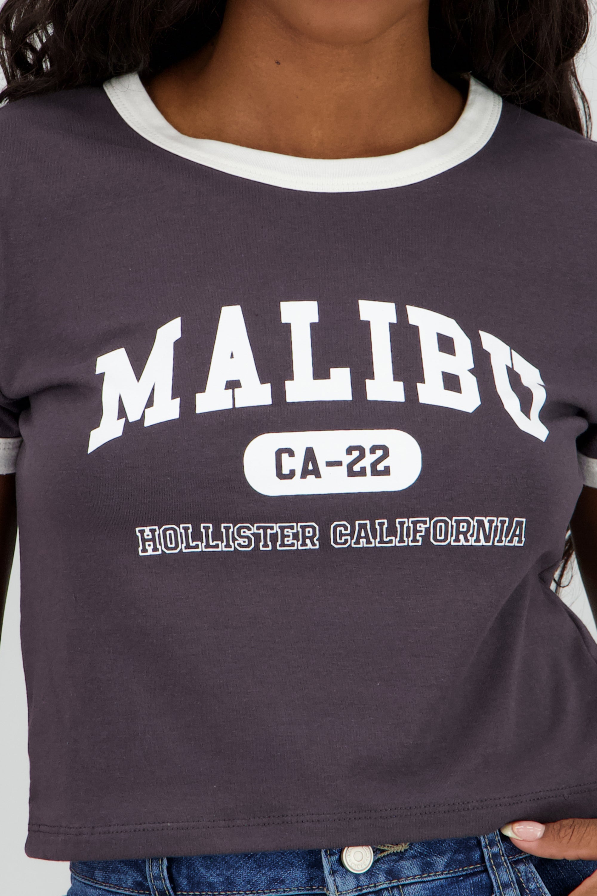 Playera crop estampado malibu contraste mangas GRIS OBSCURO