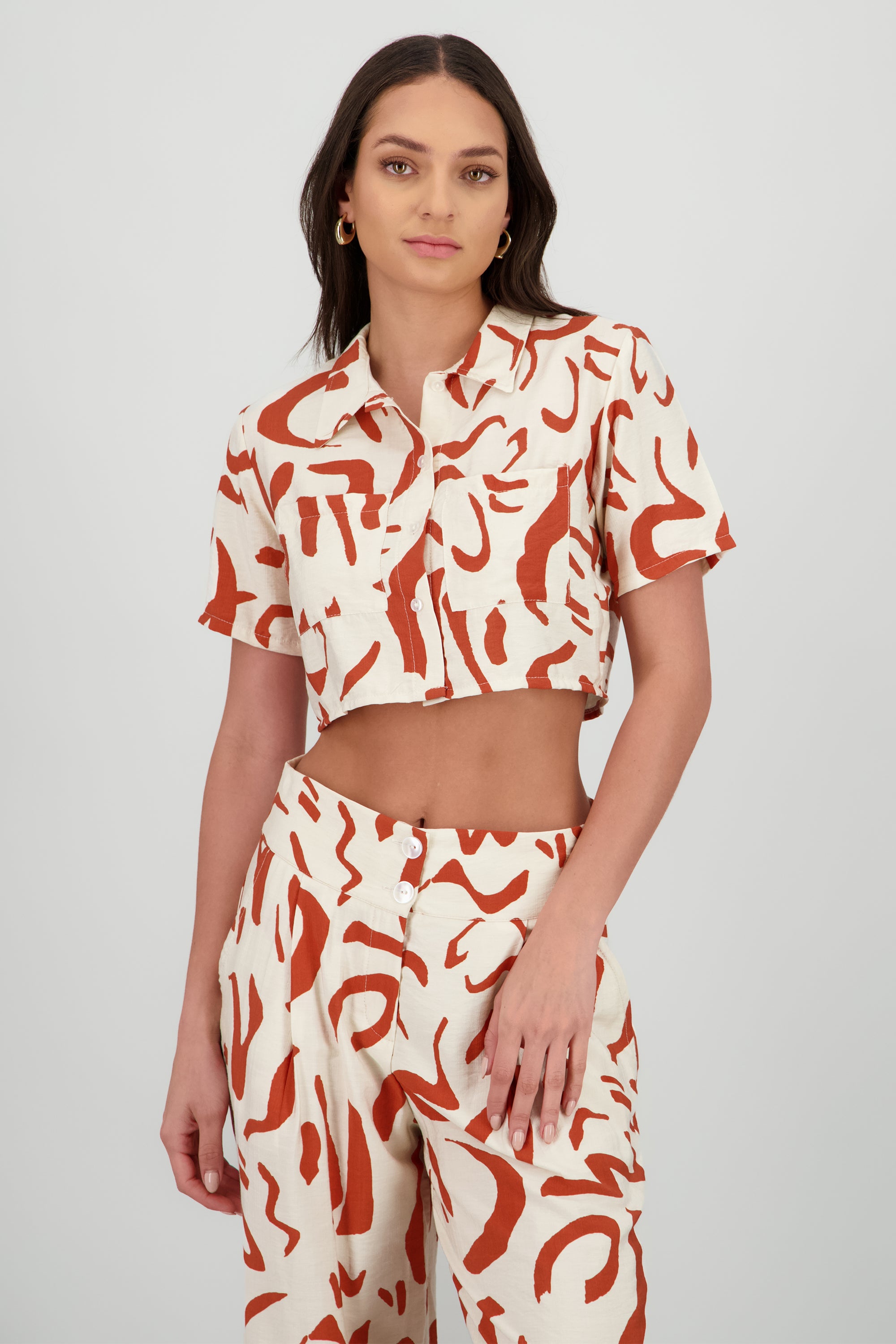 Camisa crop manga corta estampado geometrico NARANJA COMBO