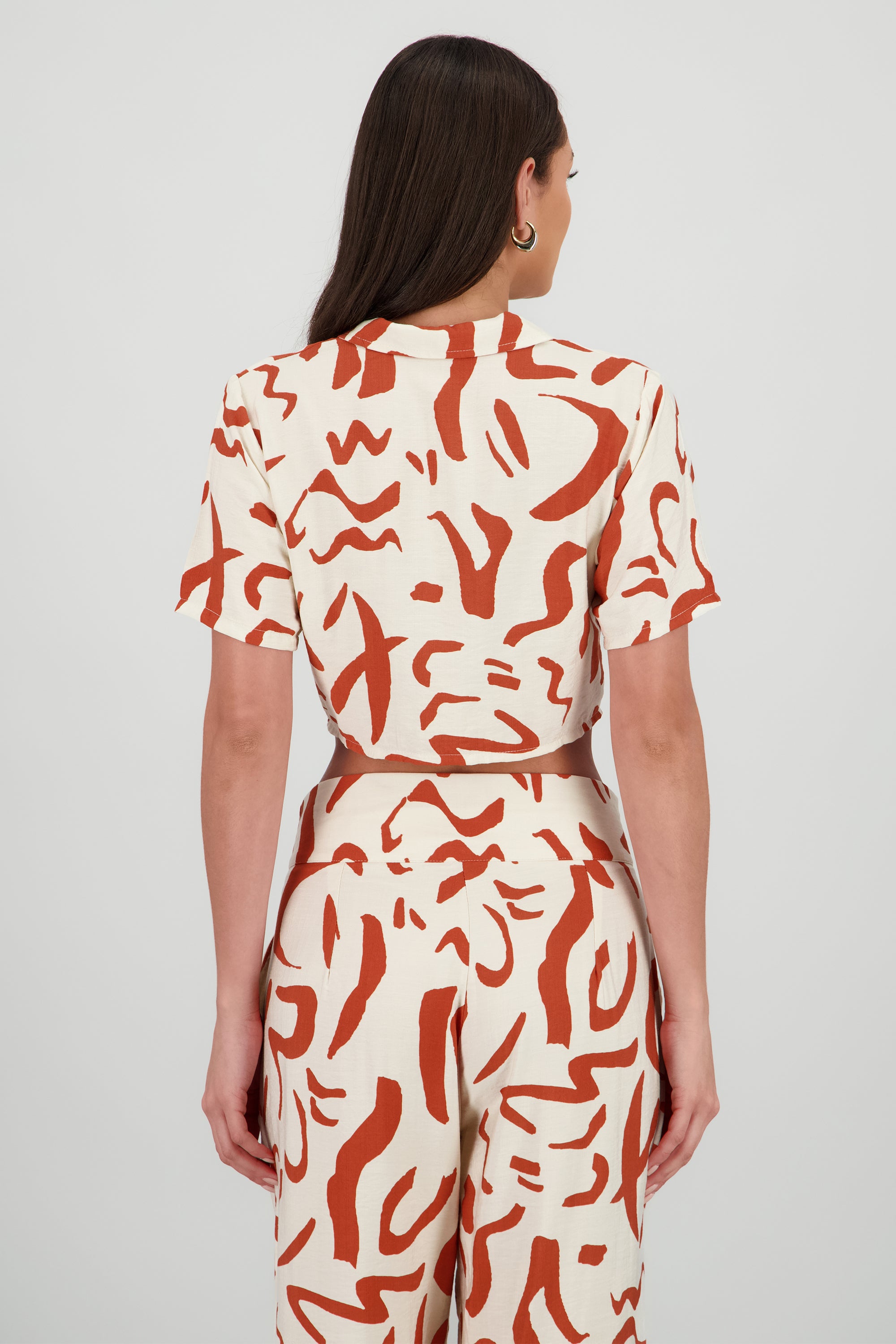 Camisa crop manga corta estampado geometrico NARANJA COMBO