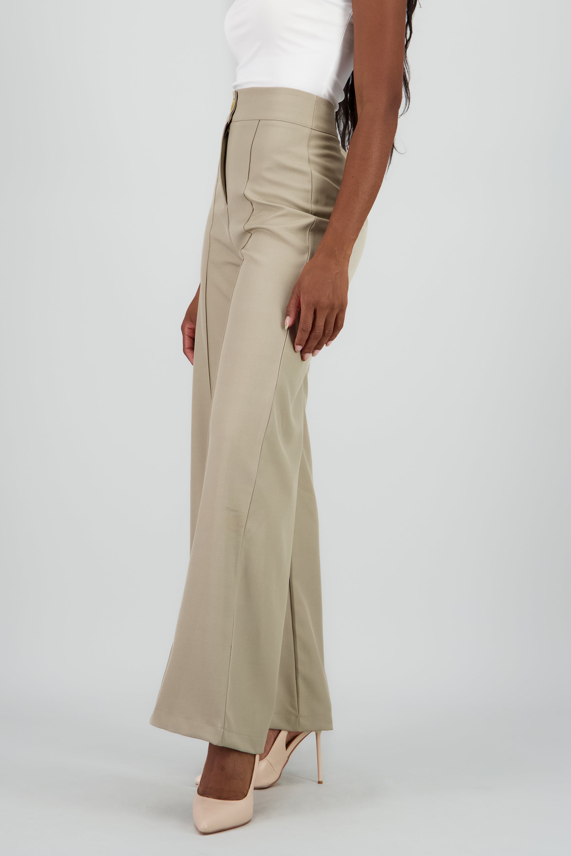 Pantalon amplio liso detalle costura KHAKI