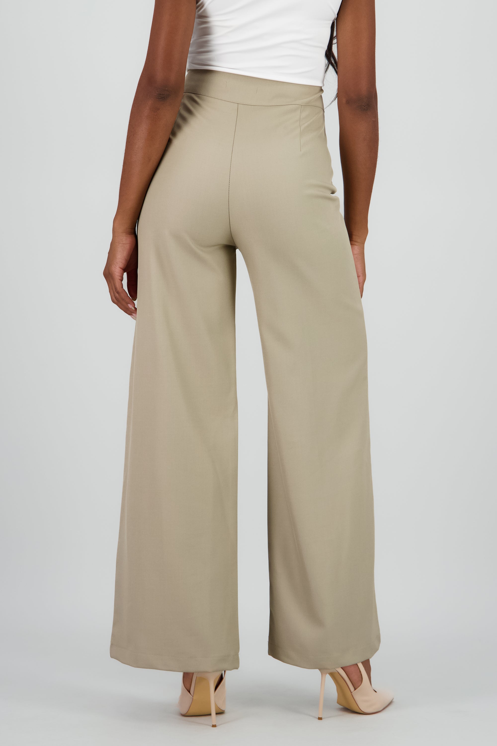 Pantalon amplio liso detalle costura KHAKI
