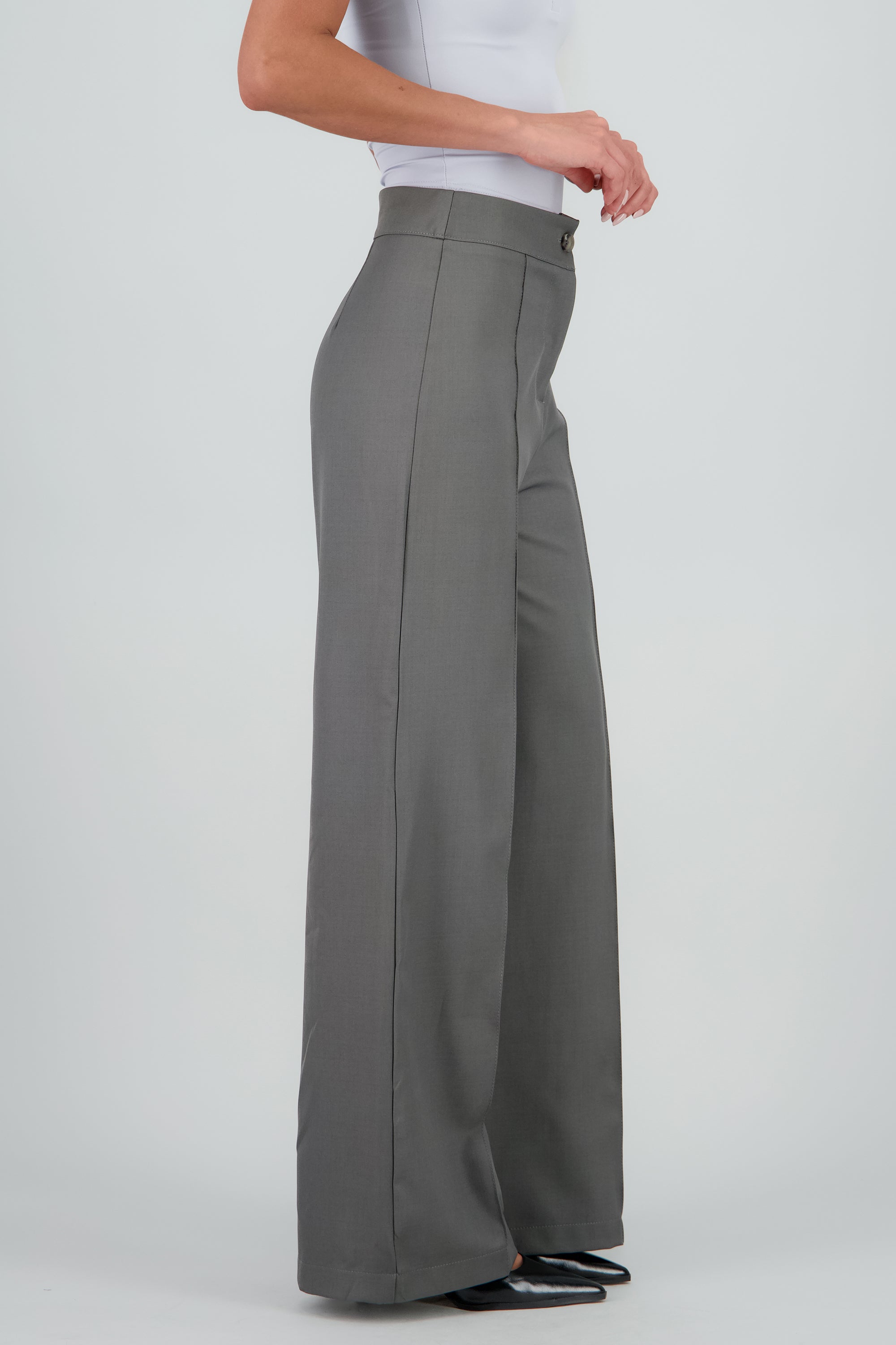 Pantalon amplio liso detalle costura GRIS