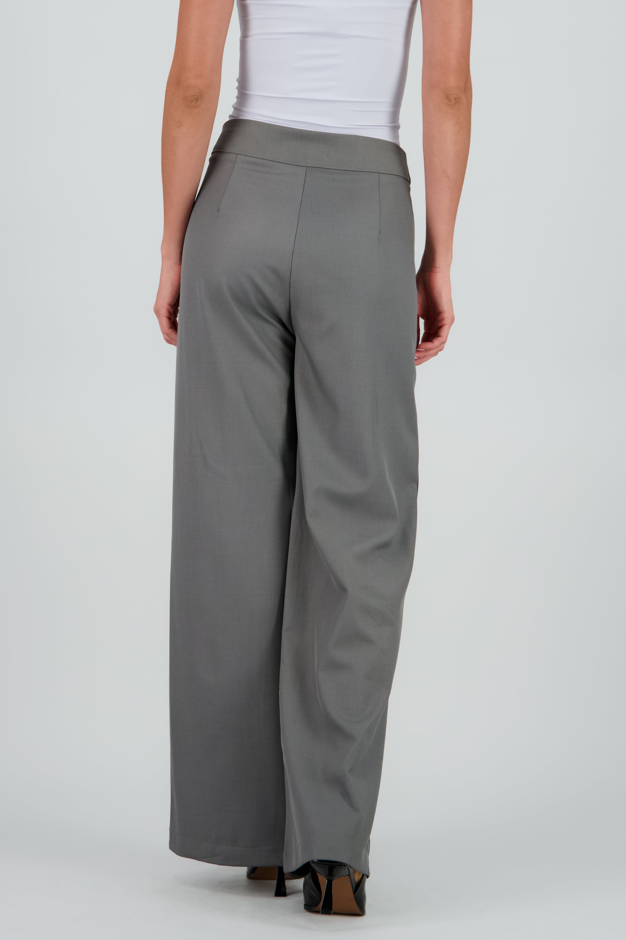 Pantalon amplio liso detalle costura GRIS