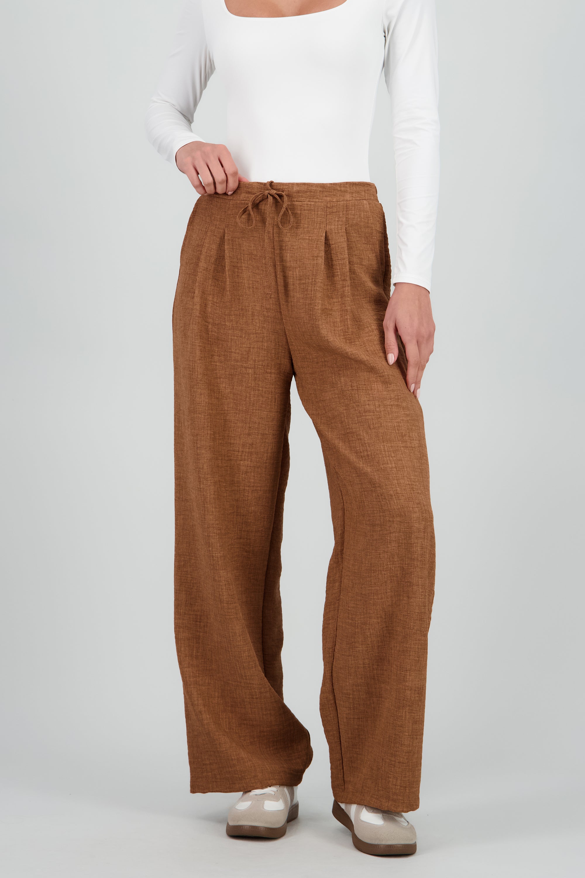 Pantalon amplio con bolsas det pinzas CAFE