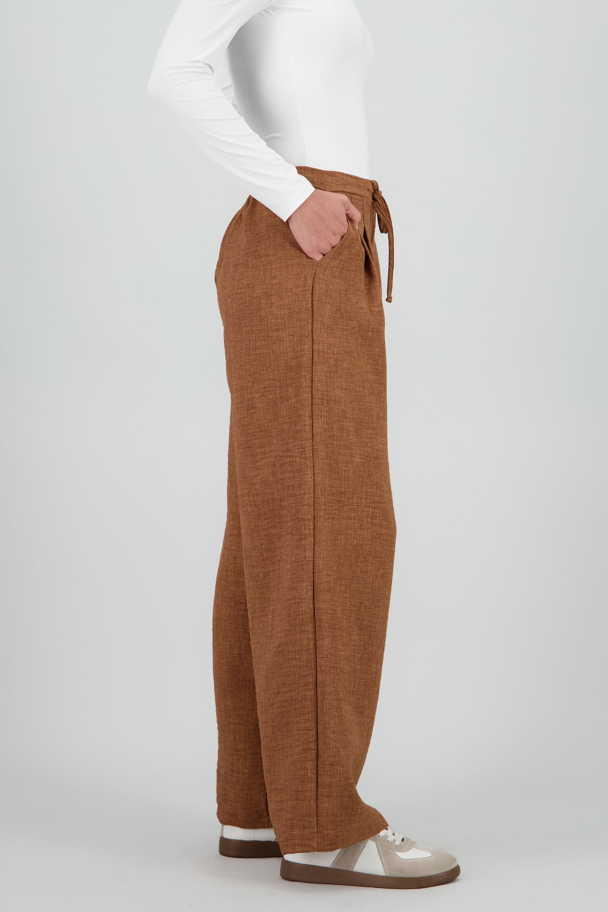 Pantalon amplio con bolsas det pinzas CAFE
