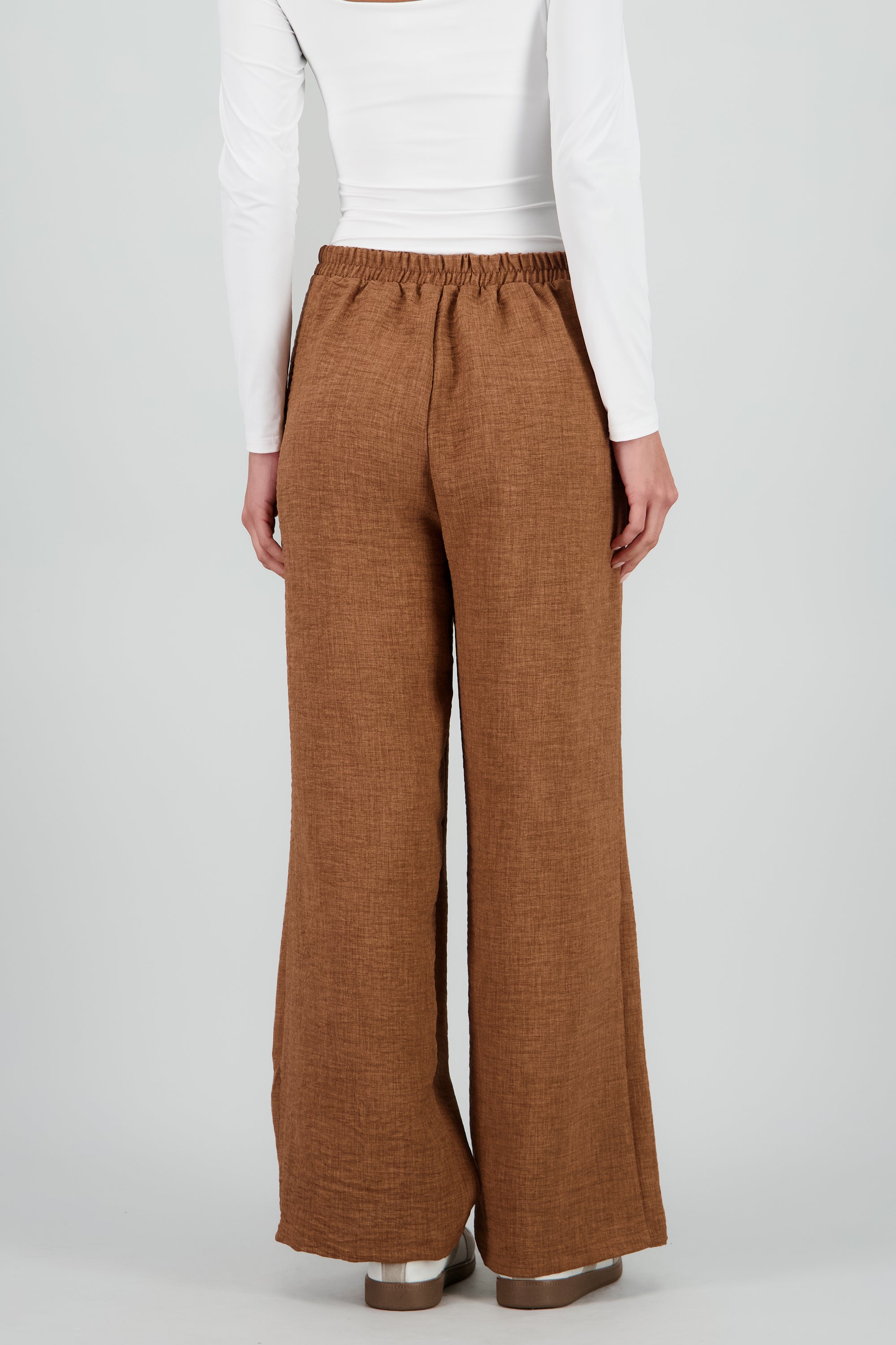 Pantalon amplio con bolsas det pinzas CAFE