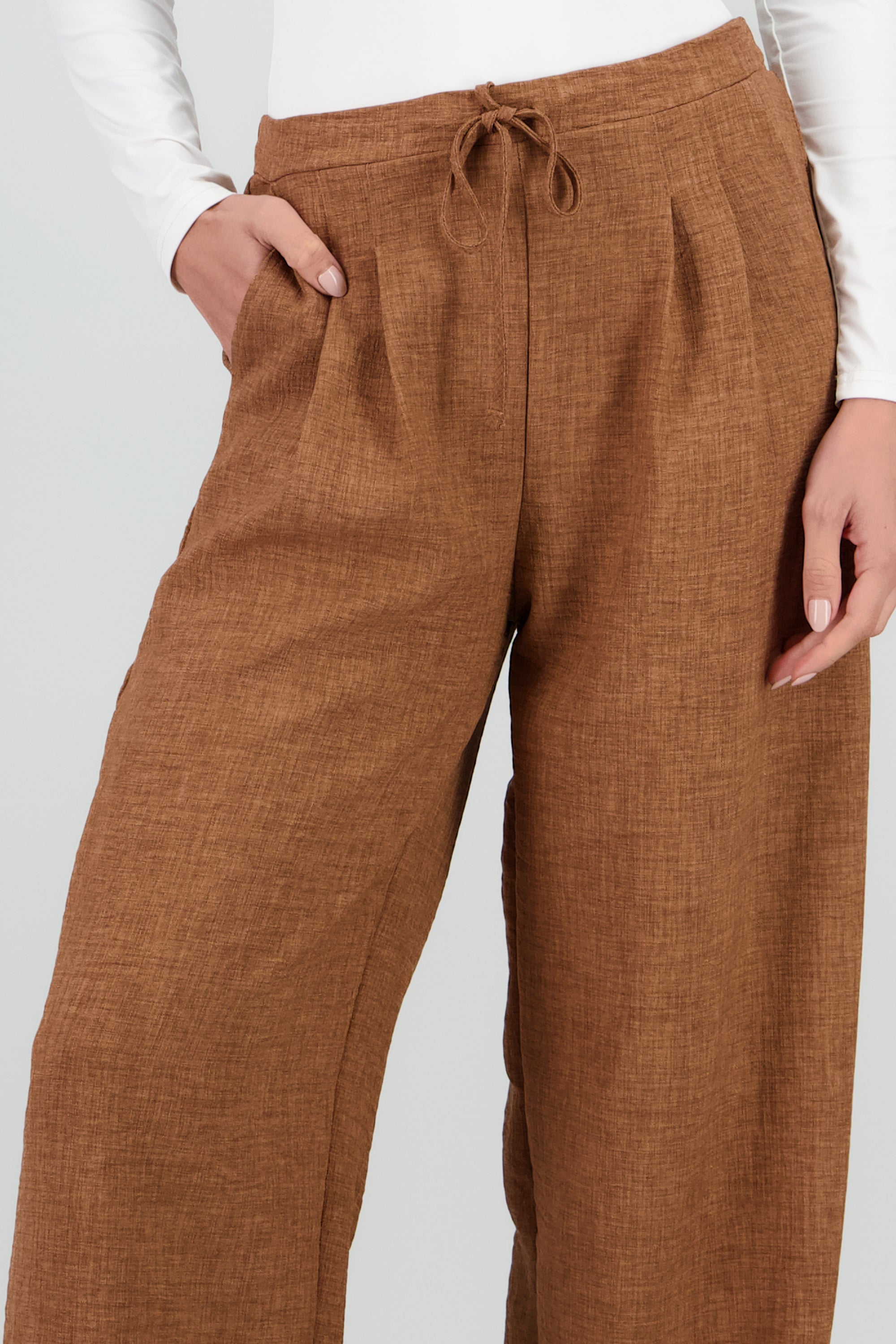 Pantalon amplio con bolsas det pinzas CAFE