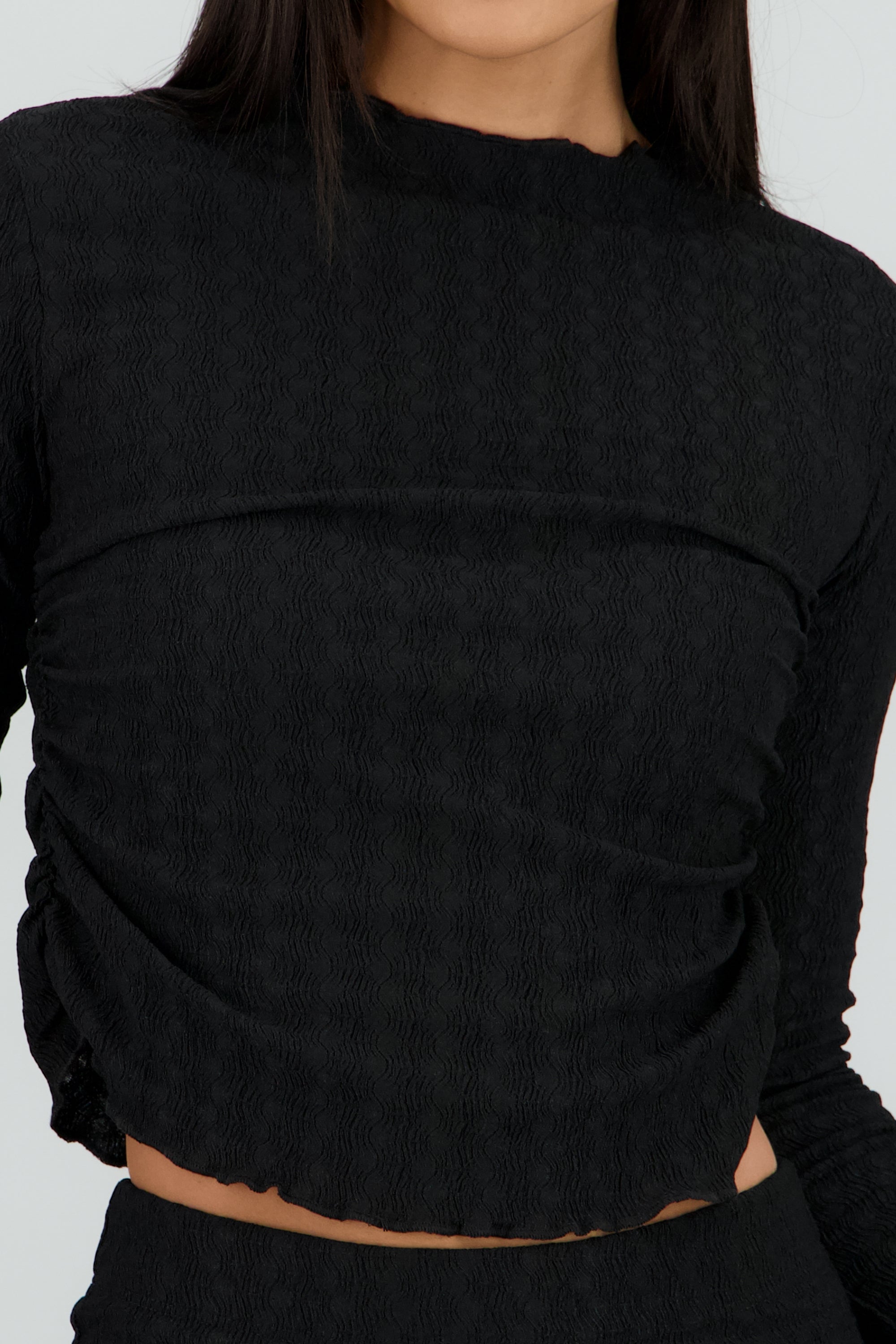 Top cuello redondo manga larga con textura NEGRO