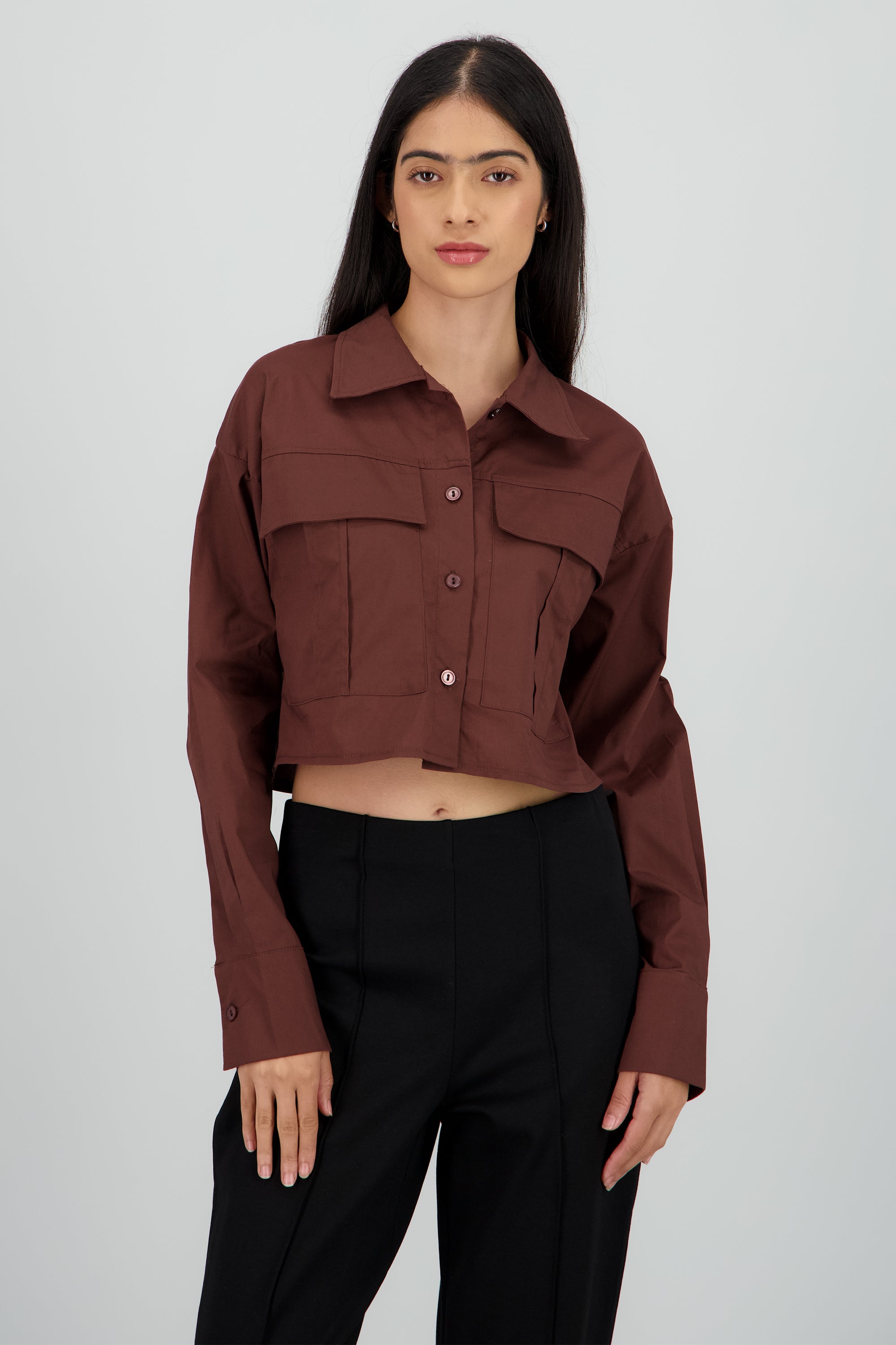 Camisa crop con bolsas cargo CHOCOLATE