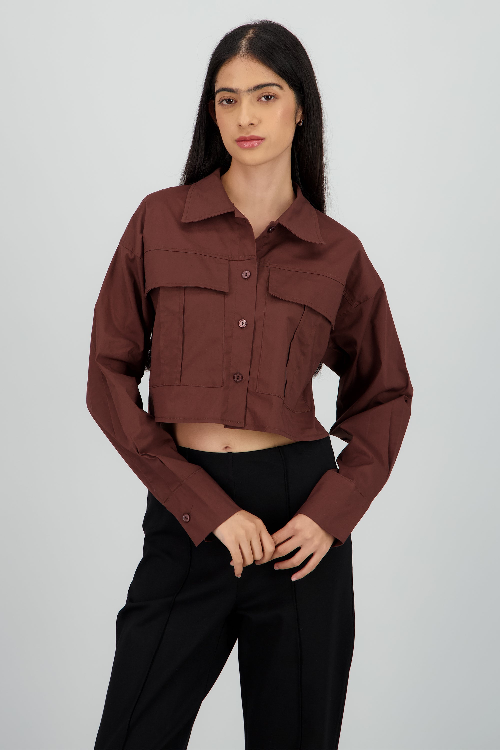 Camisa crop con bolsas cargo CHOCOLATE