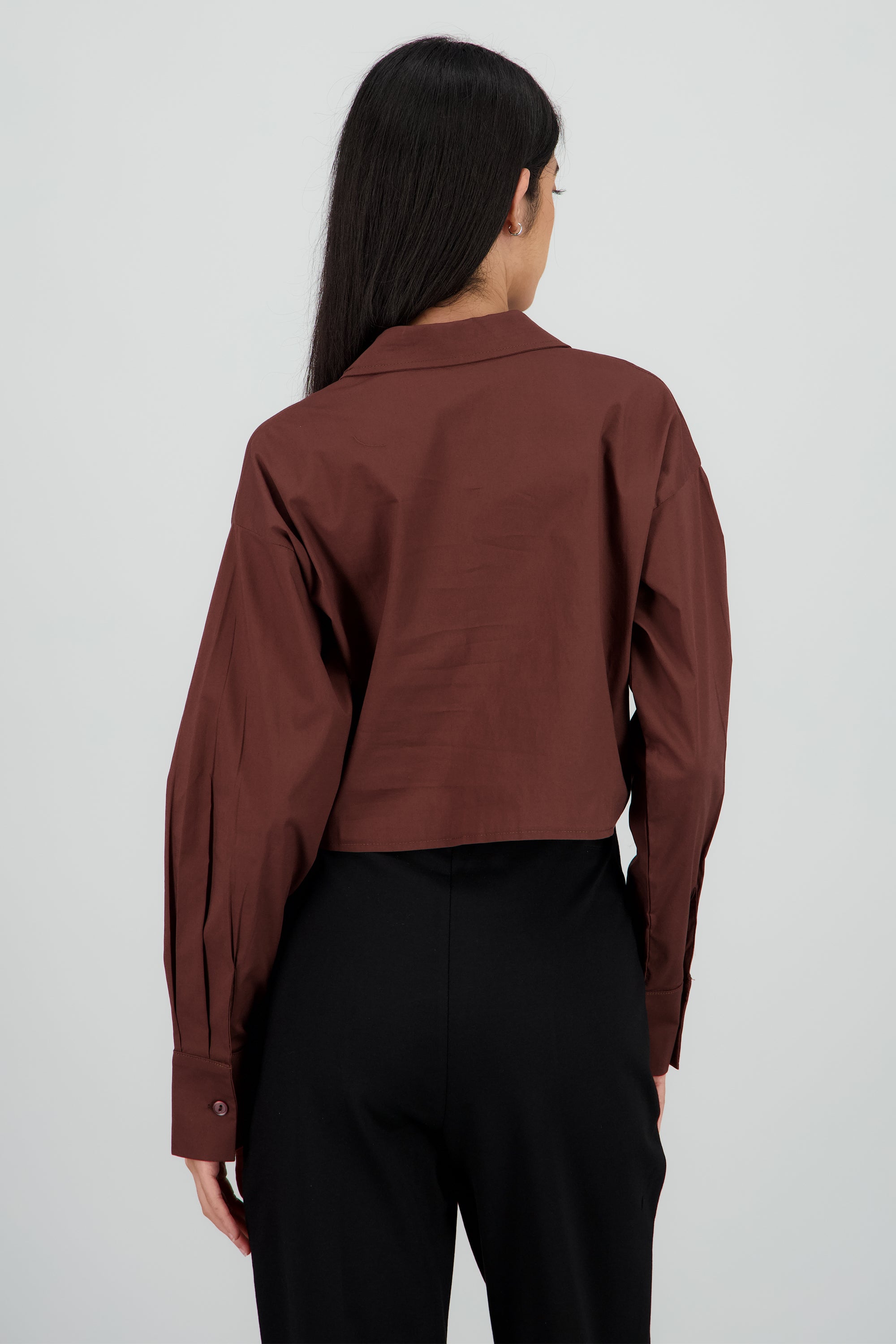 Camisa crop con bolsas cargo CHOCOLATE