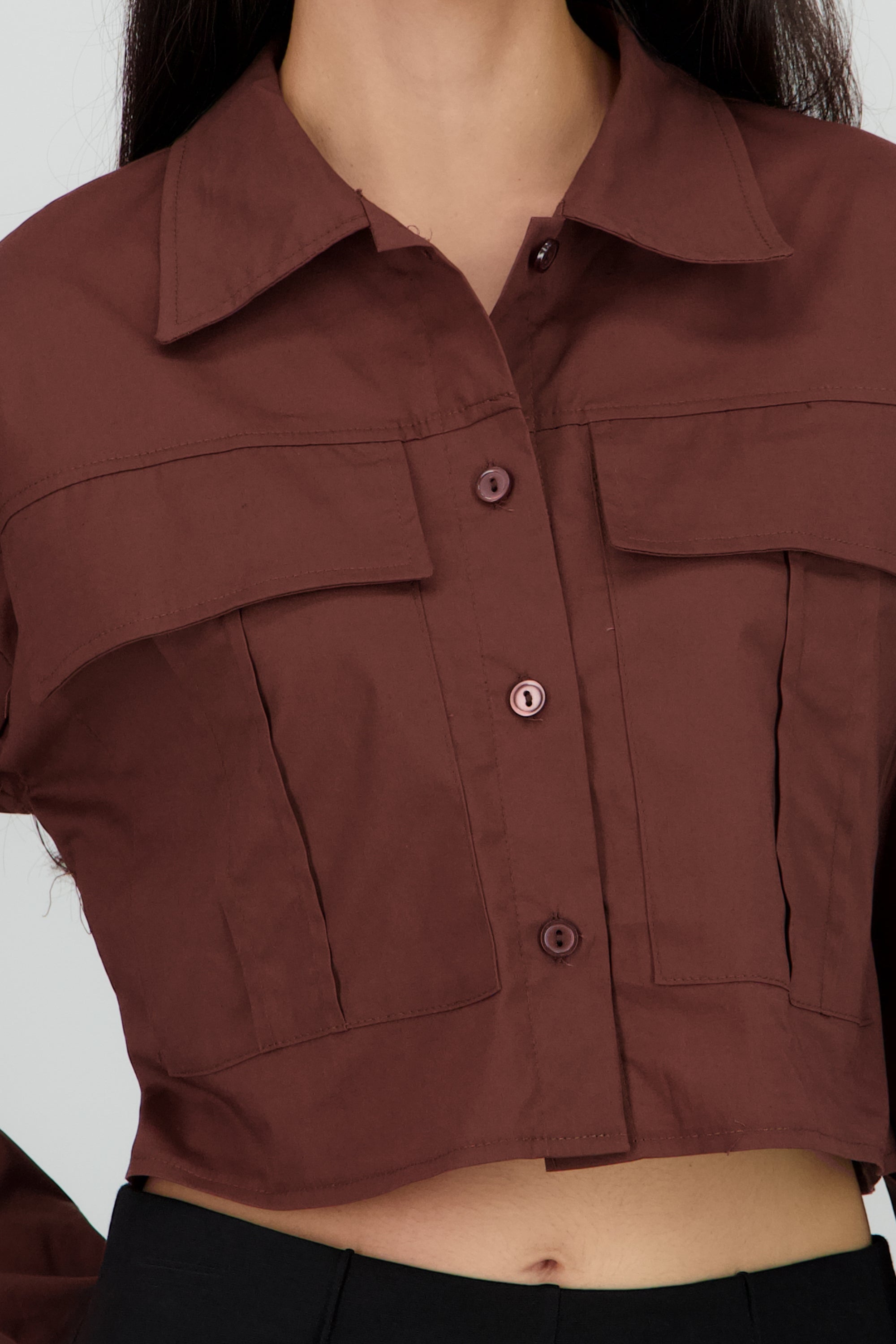 Camisa crop con bolsas cargo CHOCOLATE