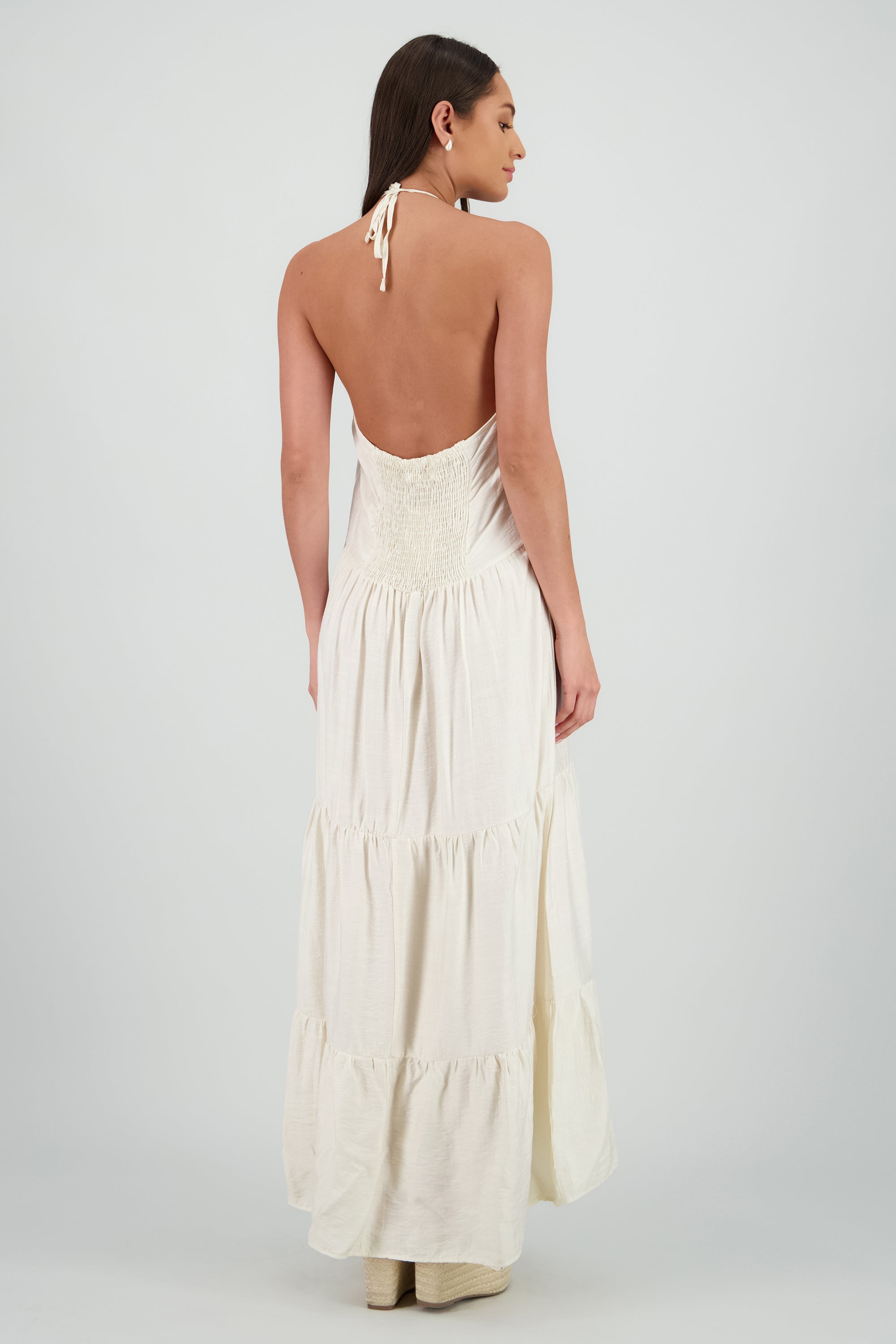 Vestido maxi halter con olanes HUESO