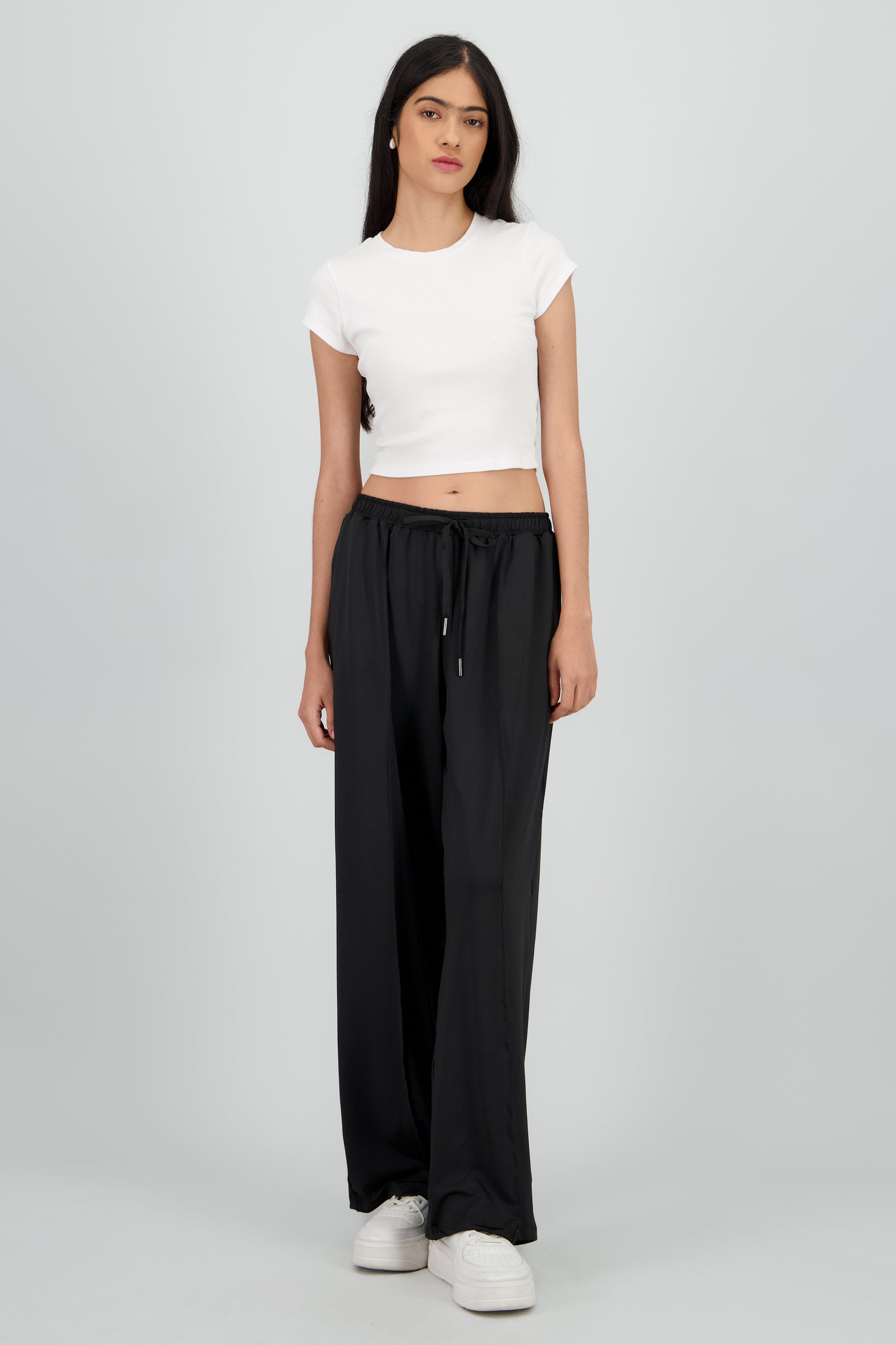 Pantalon con jareta amplio detalle costuras NEGRO