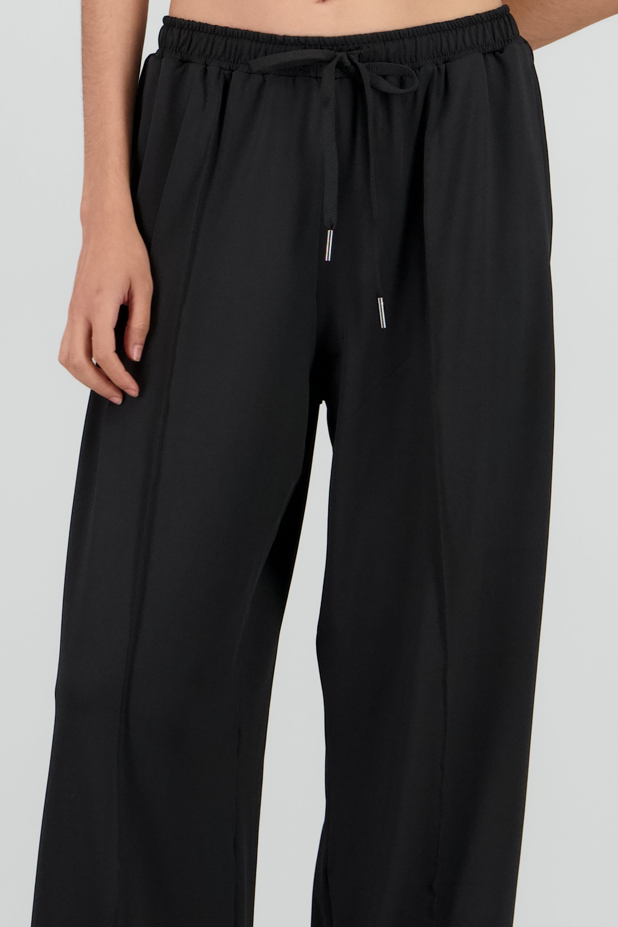 Pantalon con jareta amplio detalle costuras NEGRO