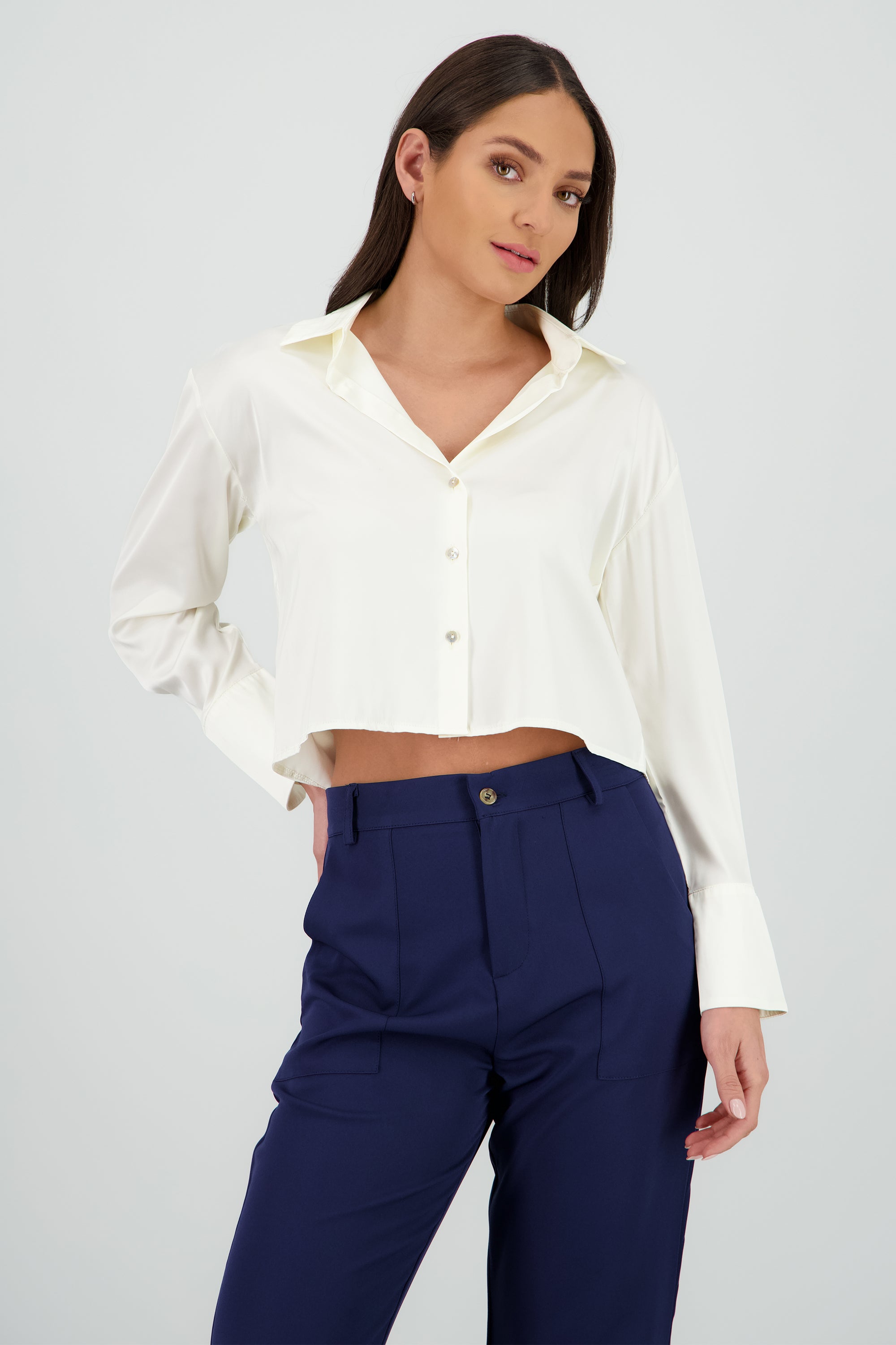 Camisa crop satinada manga larga HUESO