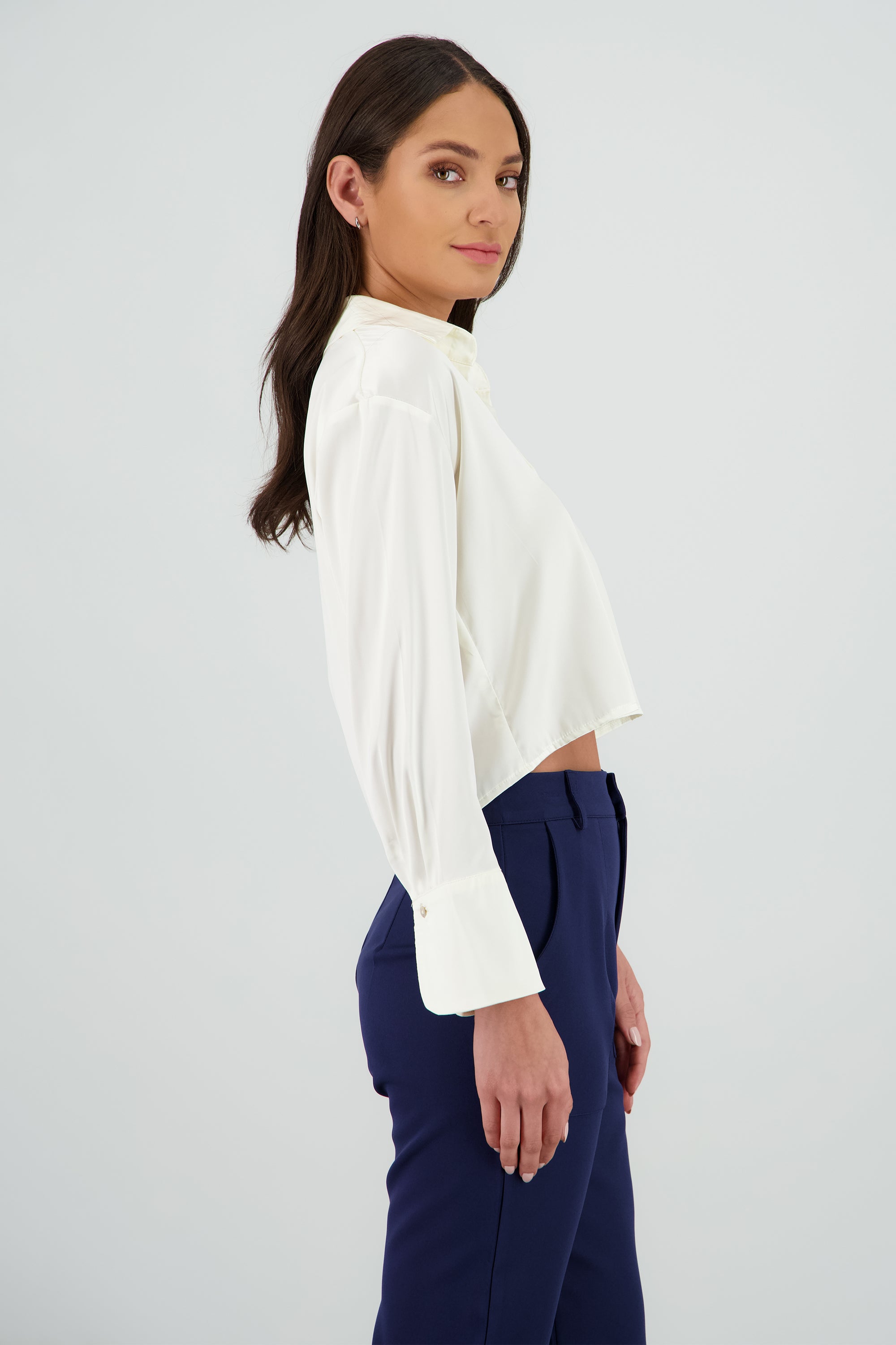 Camisa crop satinada manga larga HUESO