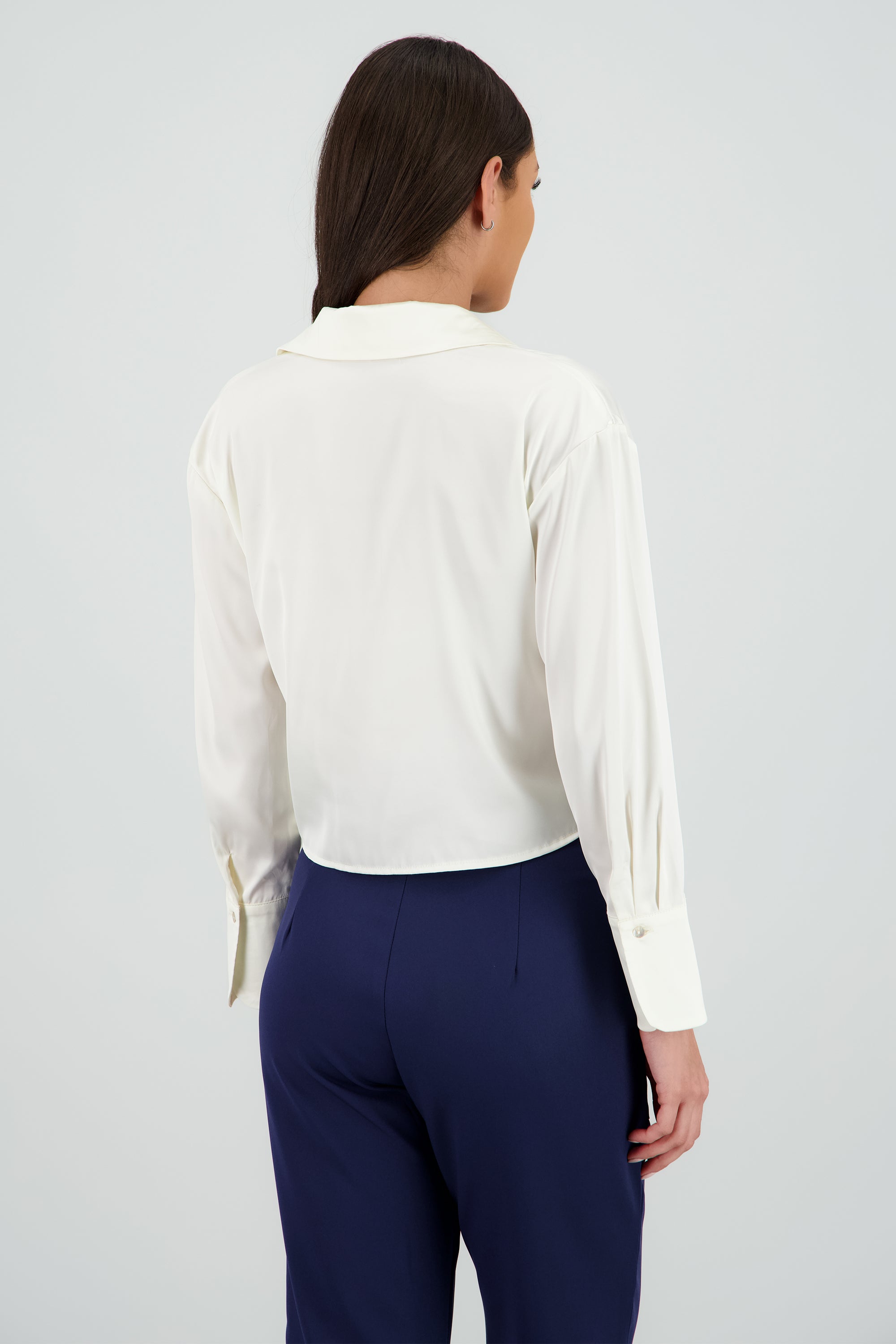Camisa crop satinada manga larga HUESO