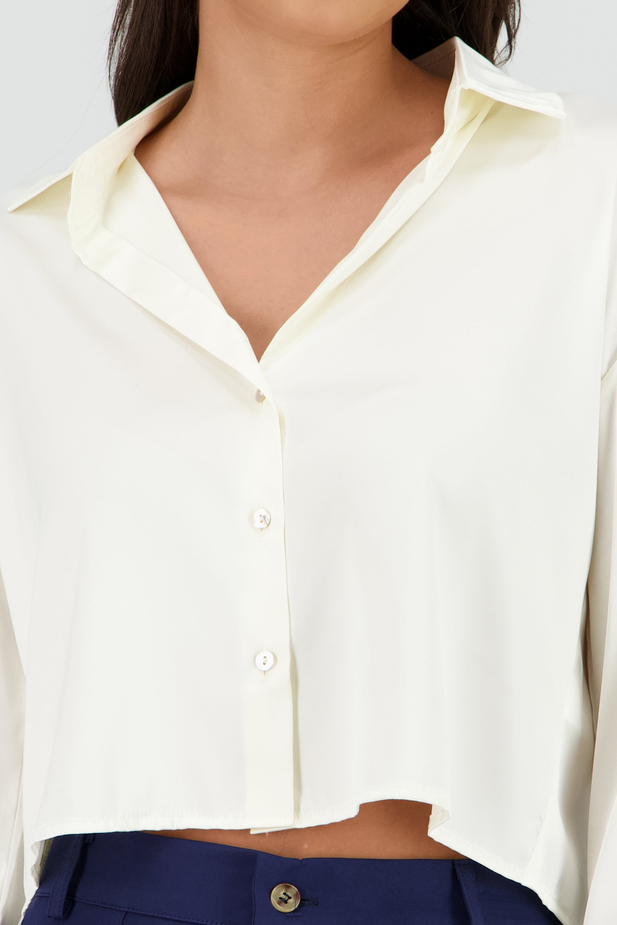 Camisa crop satinada manga larga HUESO