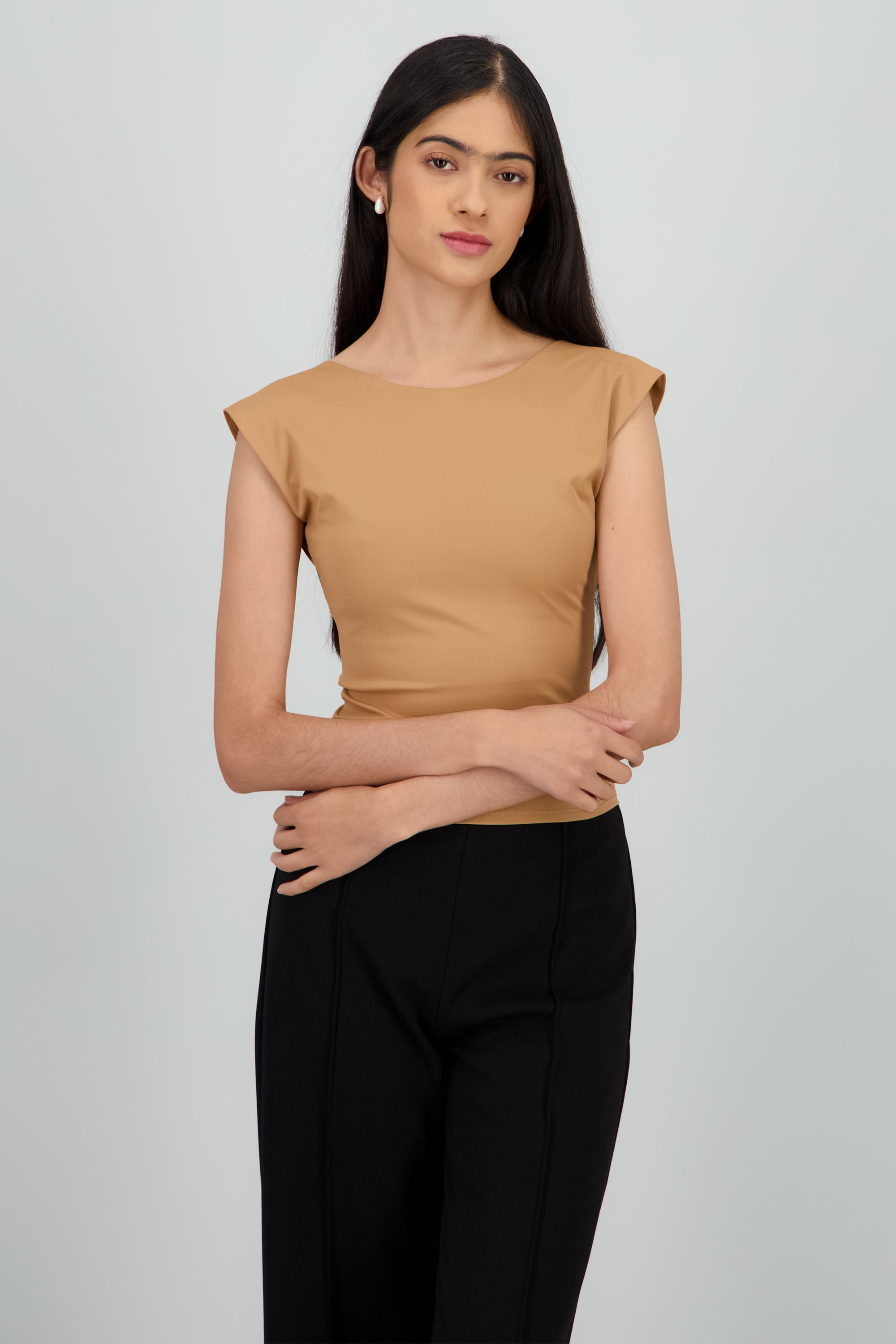 Top manga corta escote espalda CAMELLO