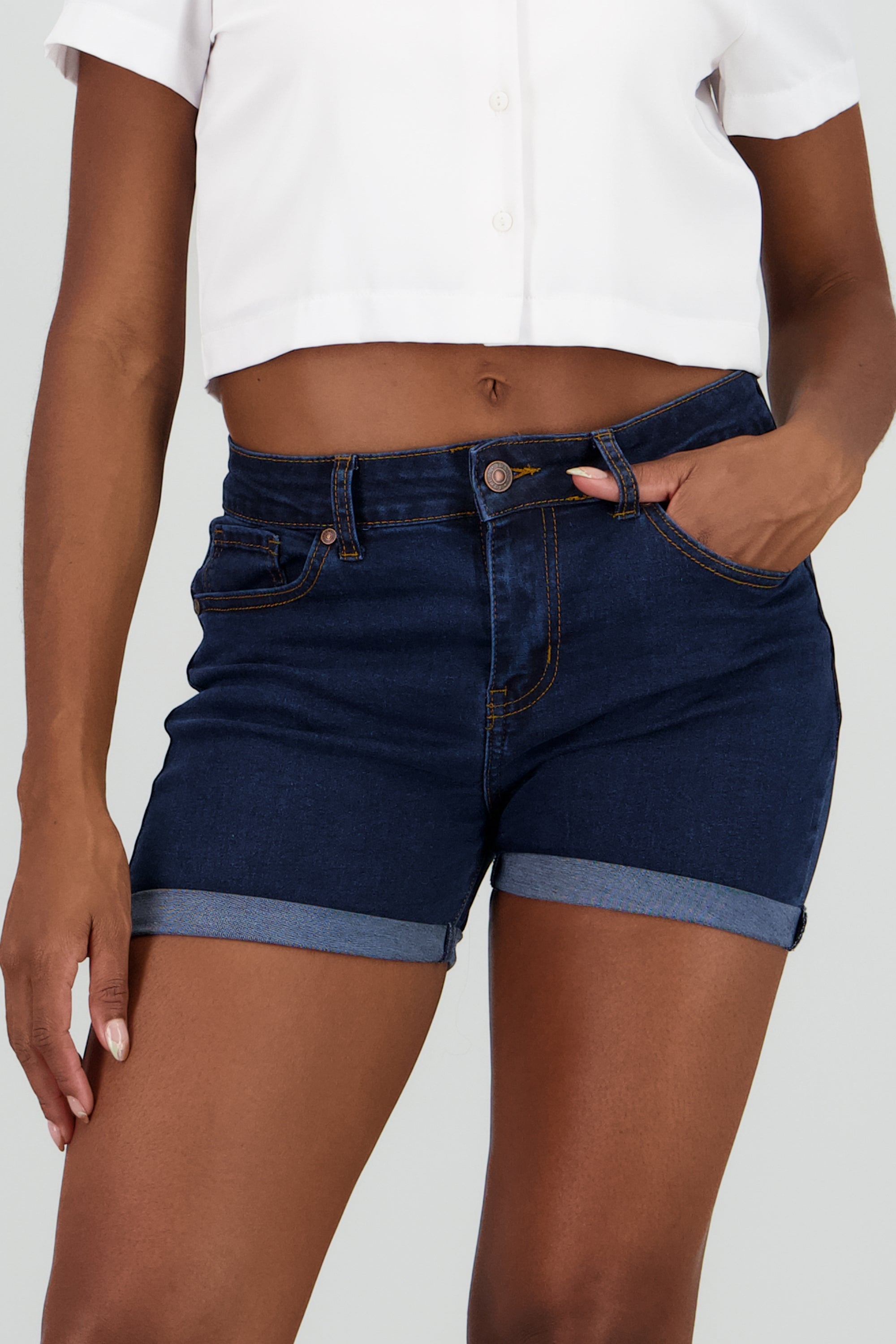 Short denim cinco bolsas con dobladillo DARK WASH