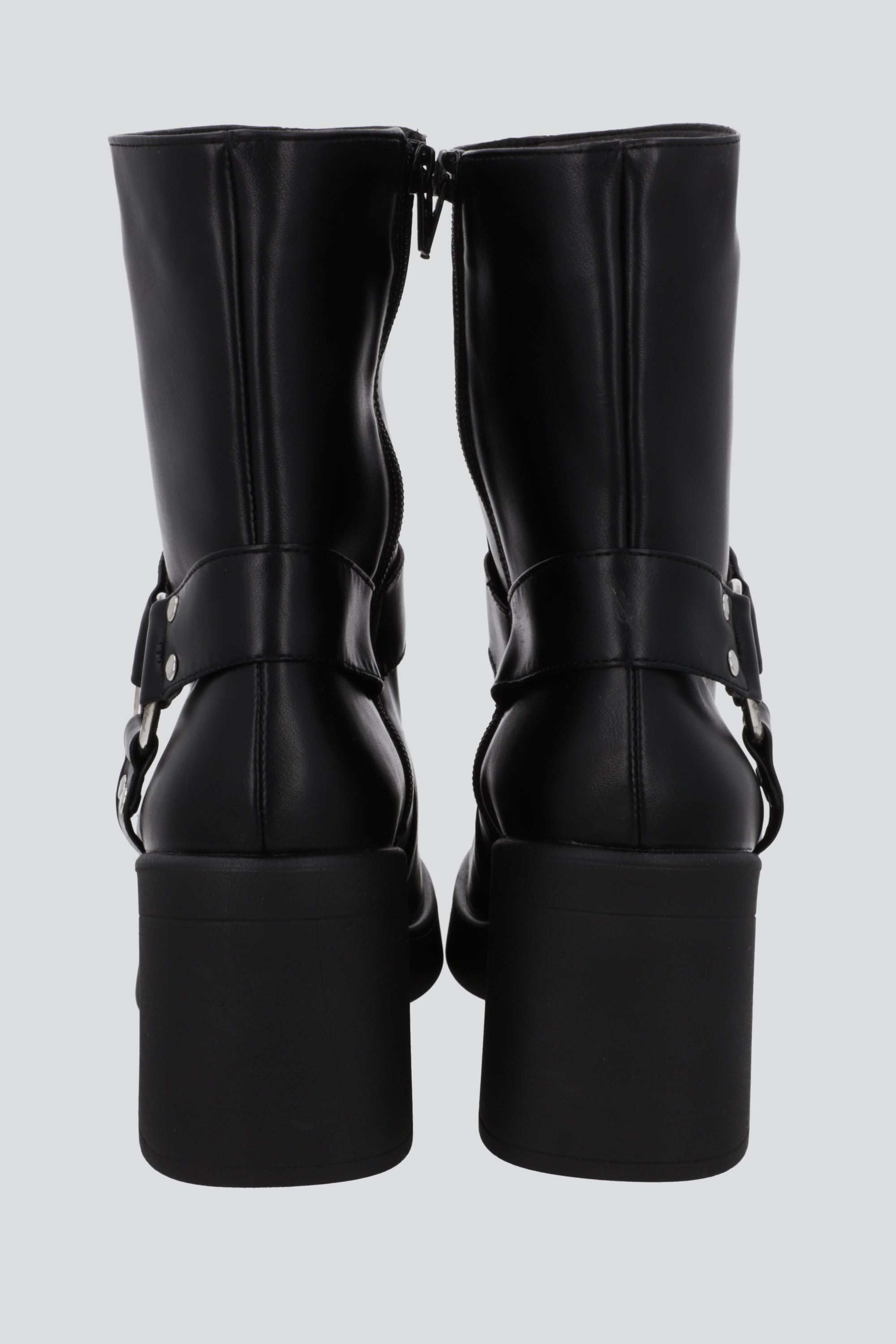 Botin biker hebilla redonda tacon bajo NEGRO
