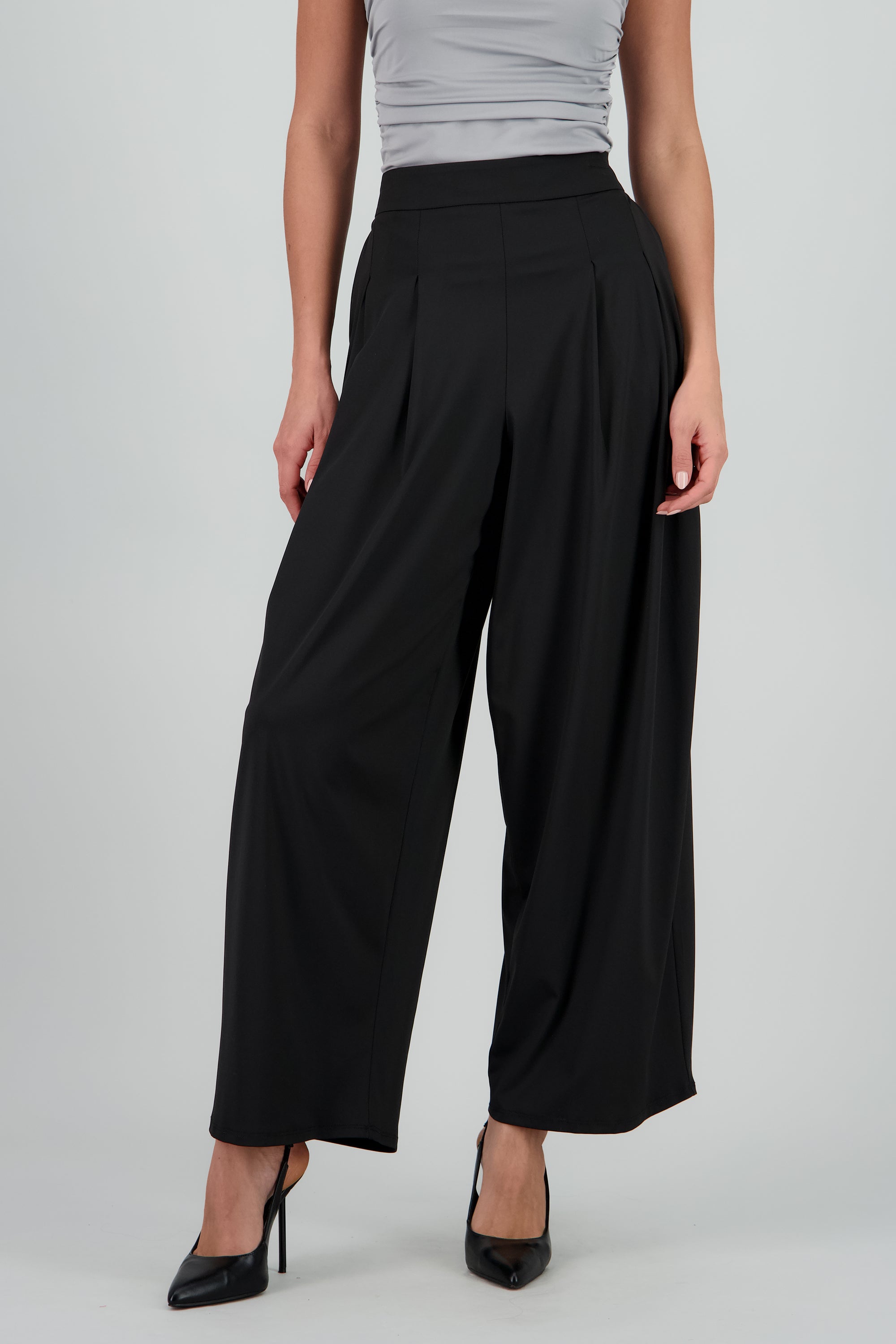 Pantalon amplio con pinzas NEGRO