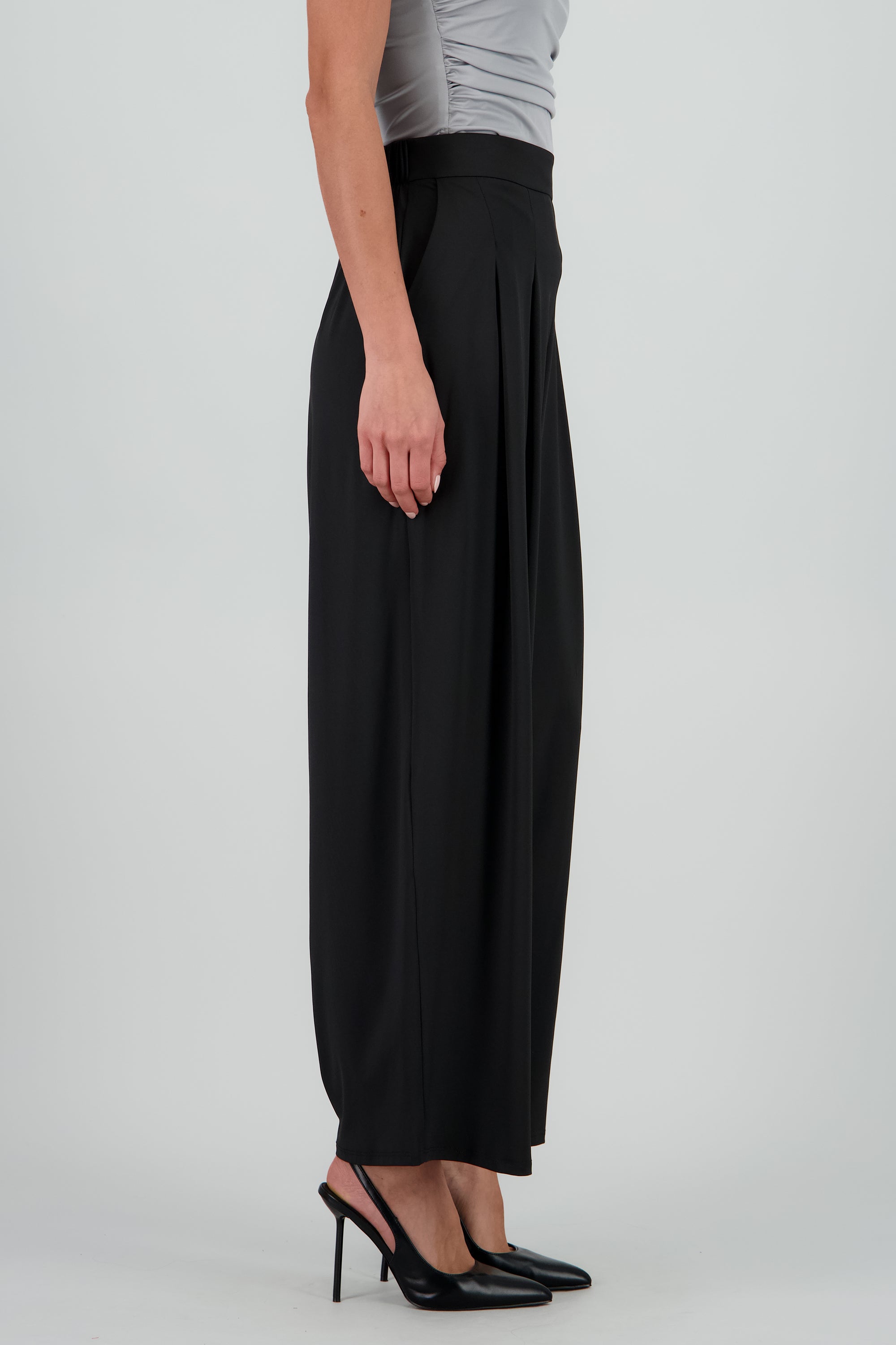Pantalon amplio con pinzas NEGRO