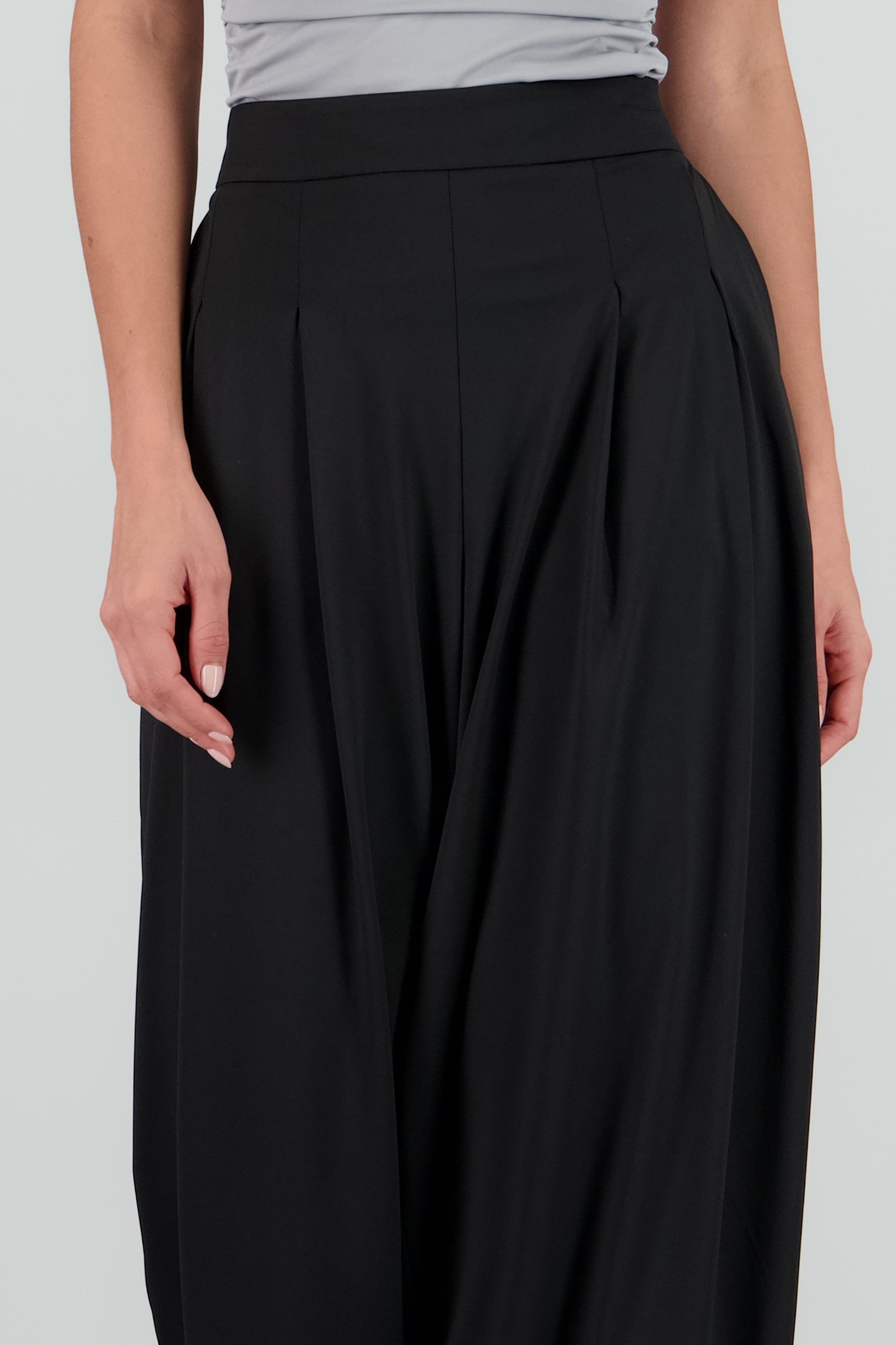 Pantalon amplio con pinzas NEGRO