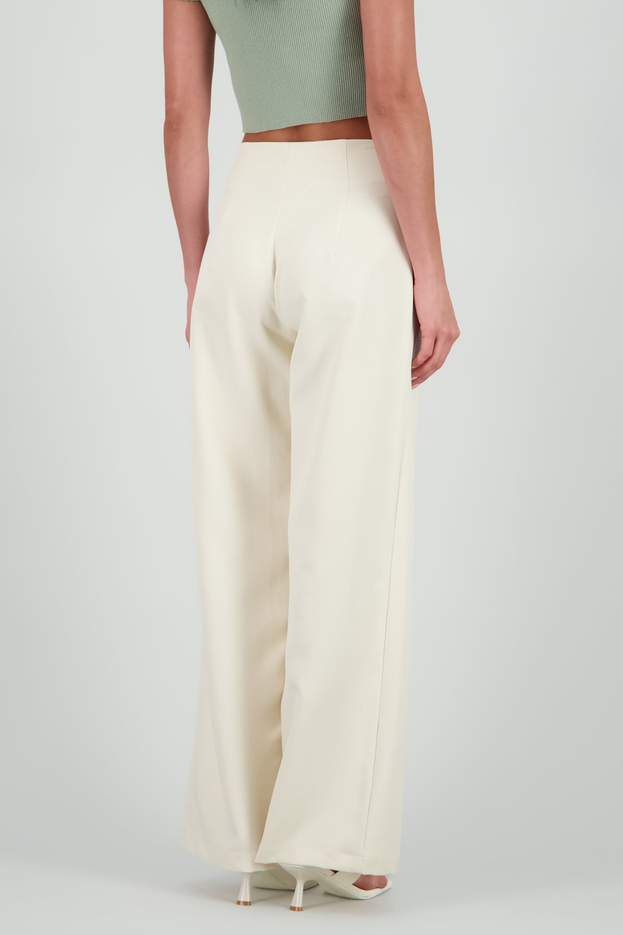 Pantalon sastrado detalle pretina CREMA