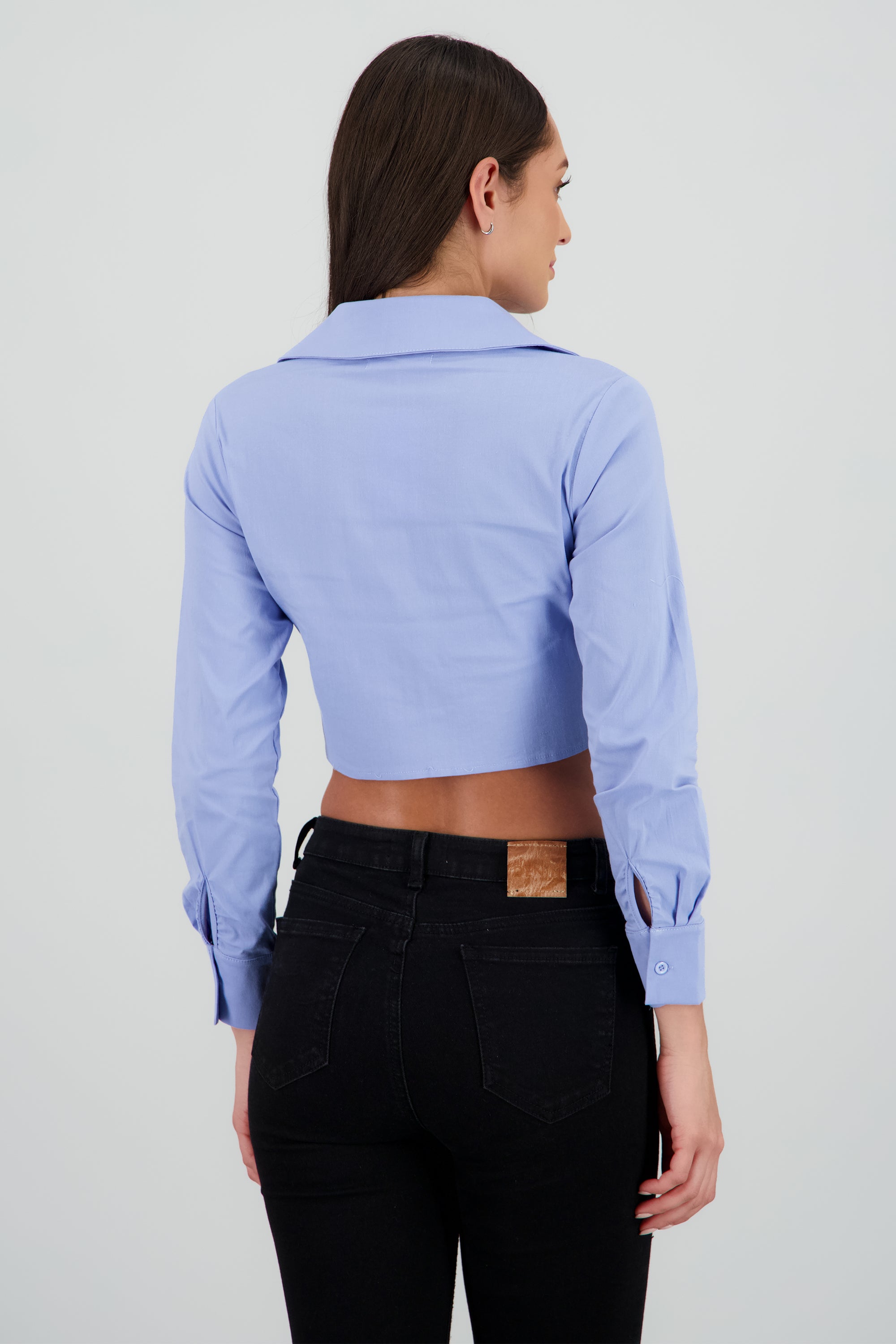 Camisa crop manga larga detalle pinzas AZUL PASTEL
