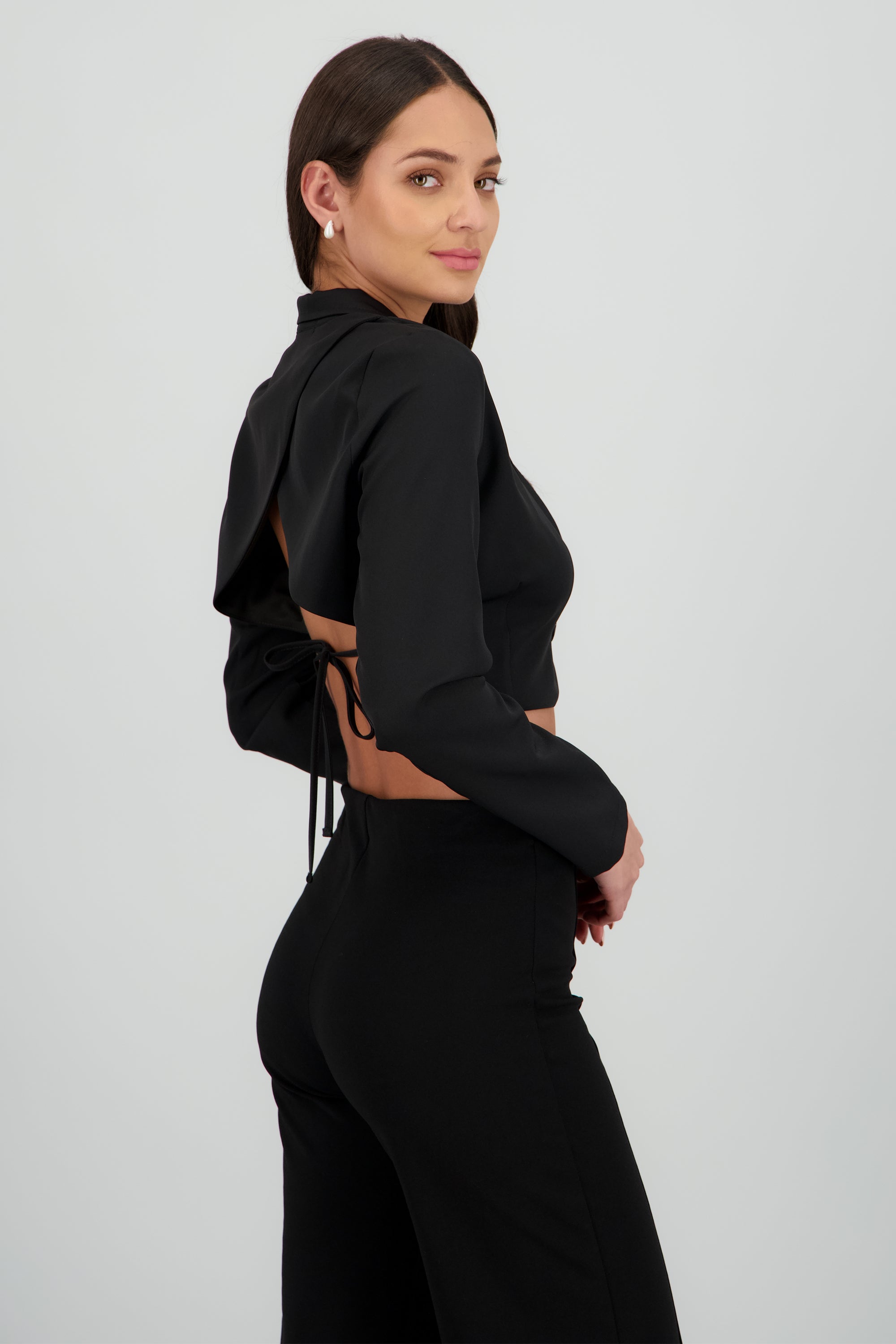 Blazer crop detalle abertura espalda NEGRO