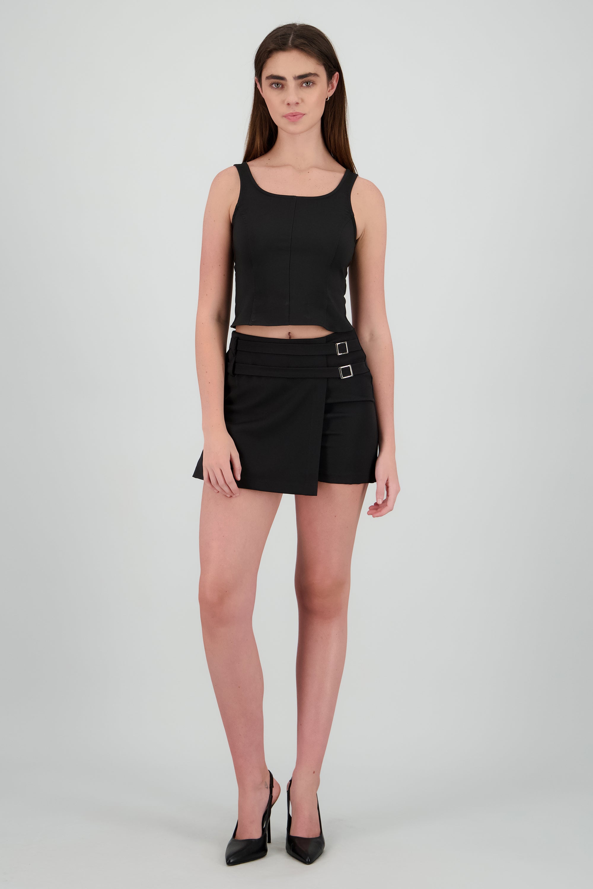 Falda short mini detalle cinturones NEGRO