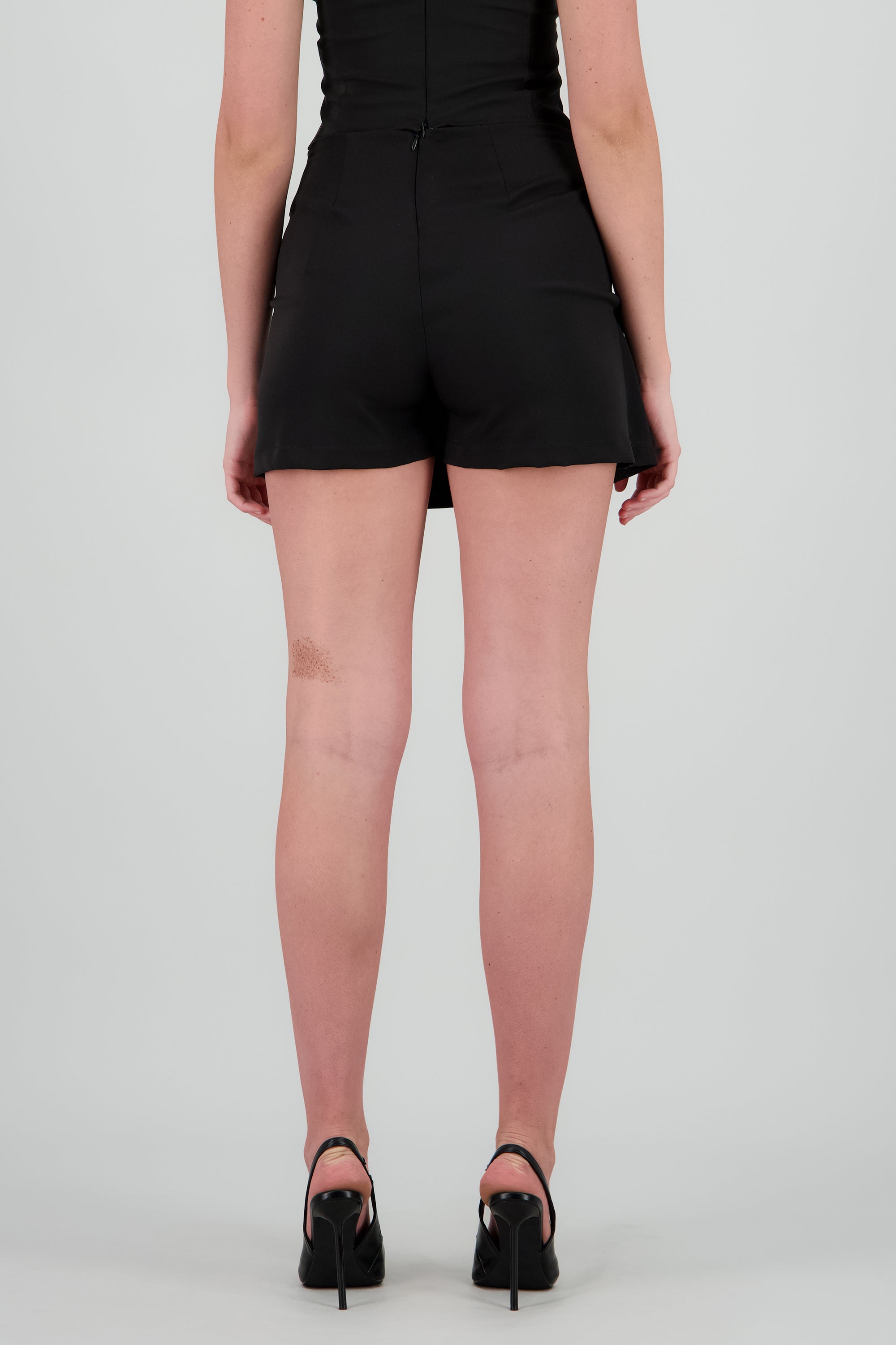 Falda short mini detalle cinturones NEGRO