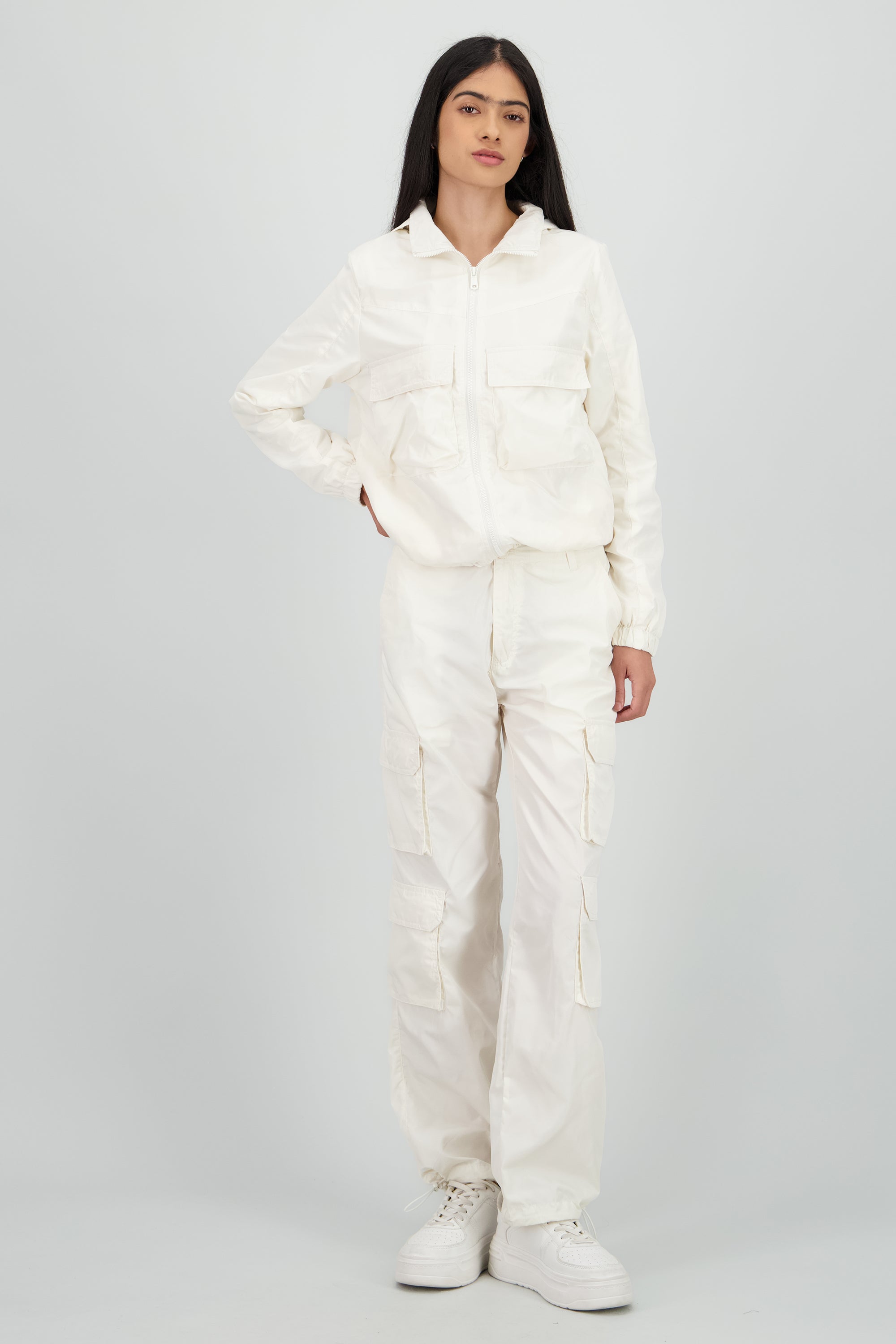Pants tipo parachute detalle bolsas cargo HUESO