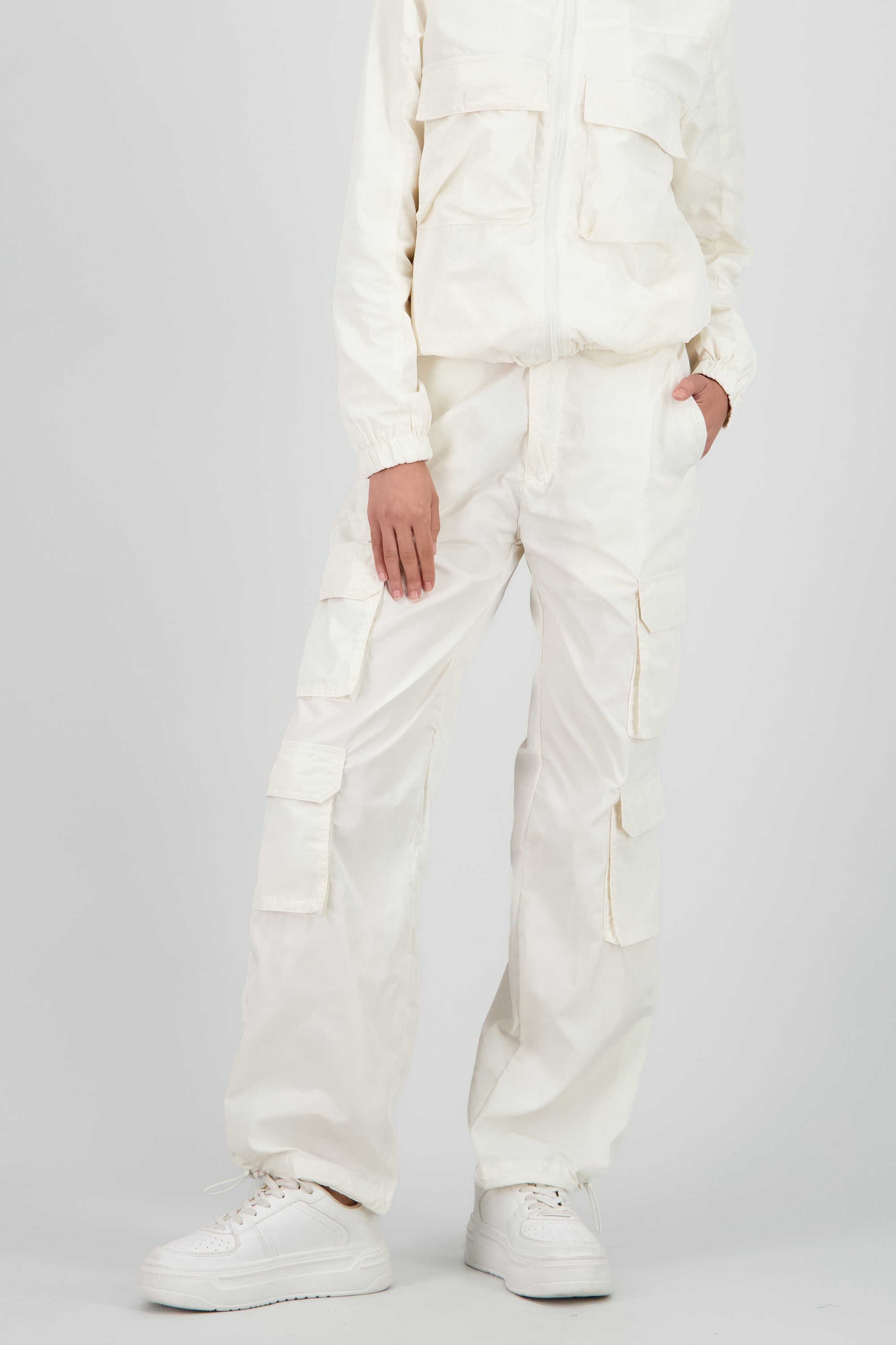 Pants tipo parachute detalle bolsas cargo HUESO