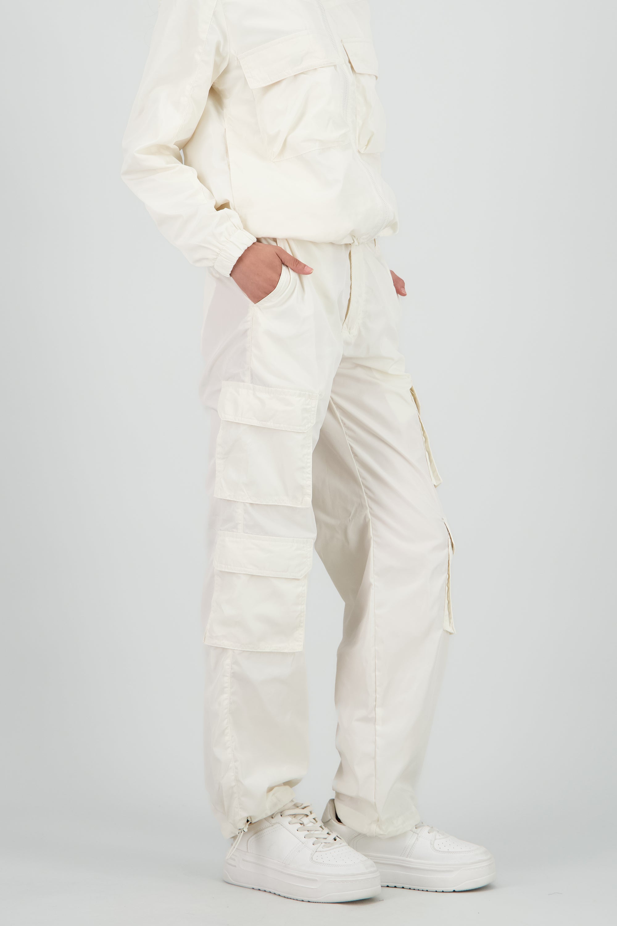 Pants tipo parachute detalle bolsas cargo HUESO