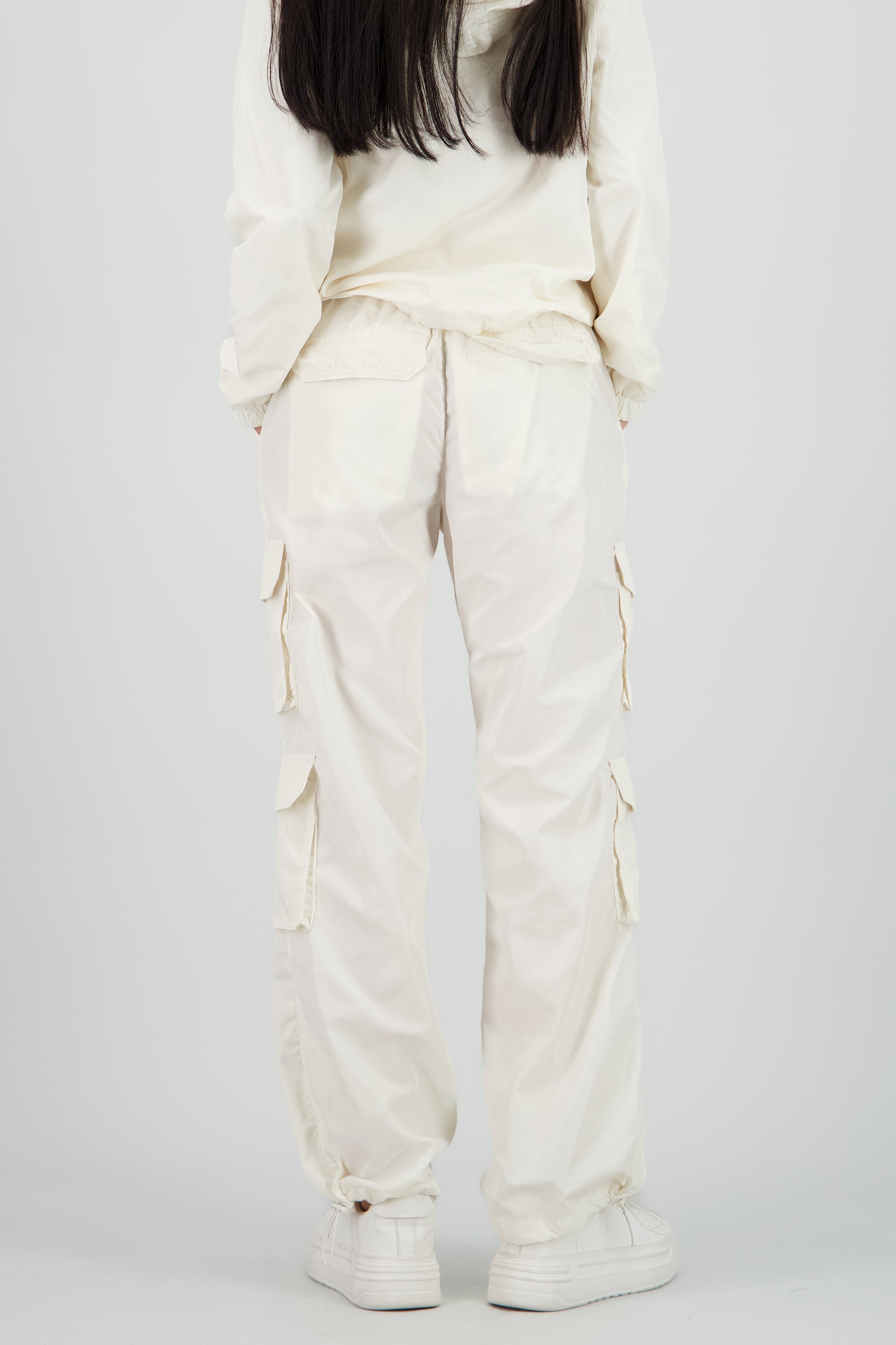 Pants tipo parachute detalle bolsas cargo HUESO