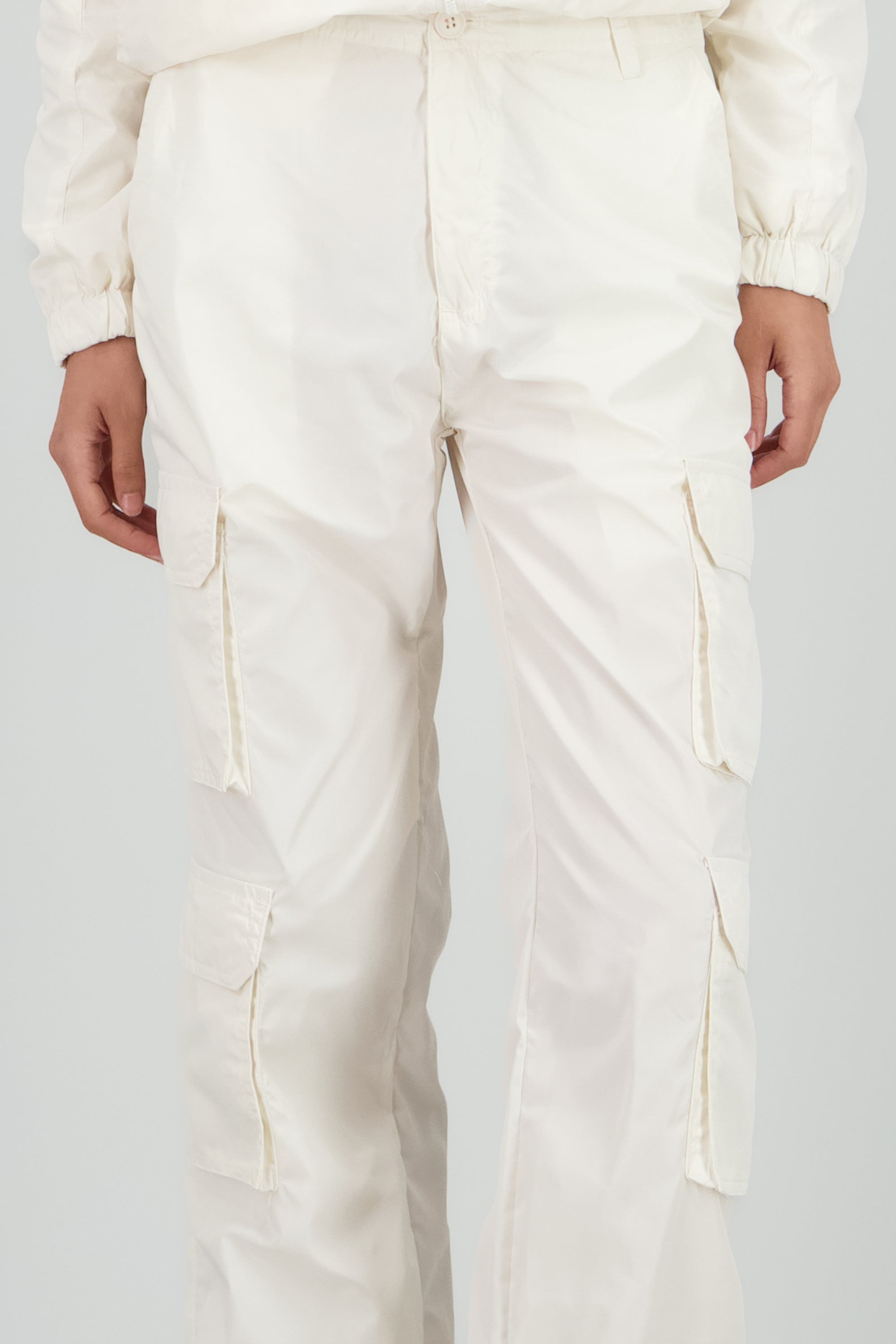 Pants tipo parachute detalle bolsas cargo HUESO