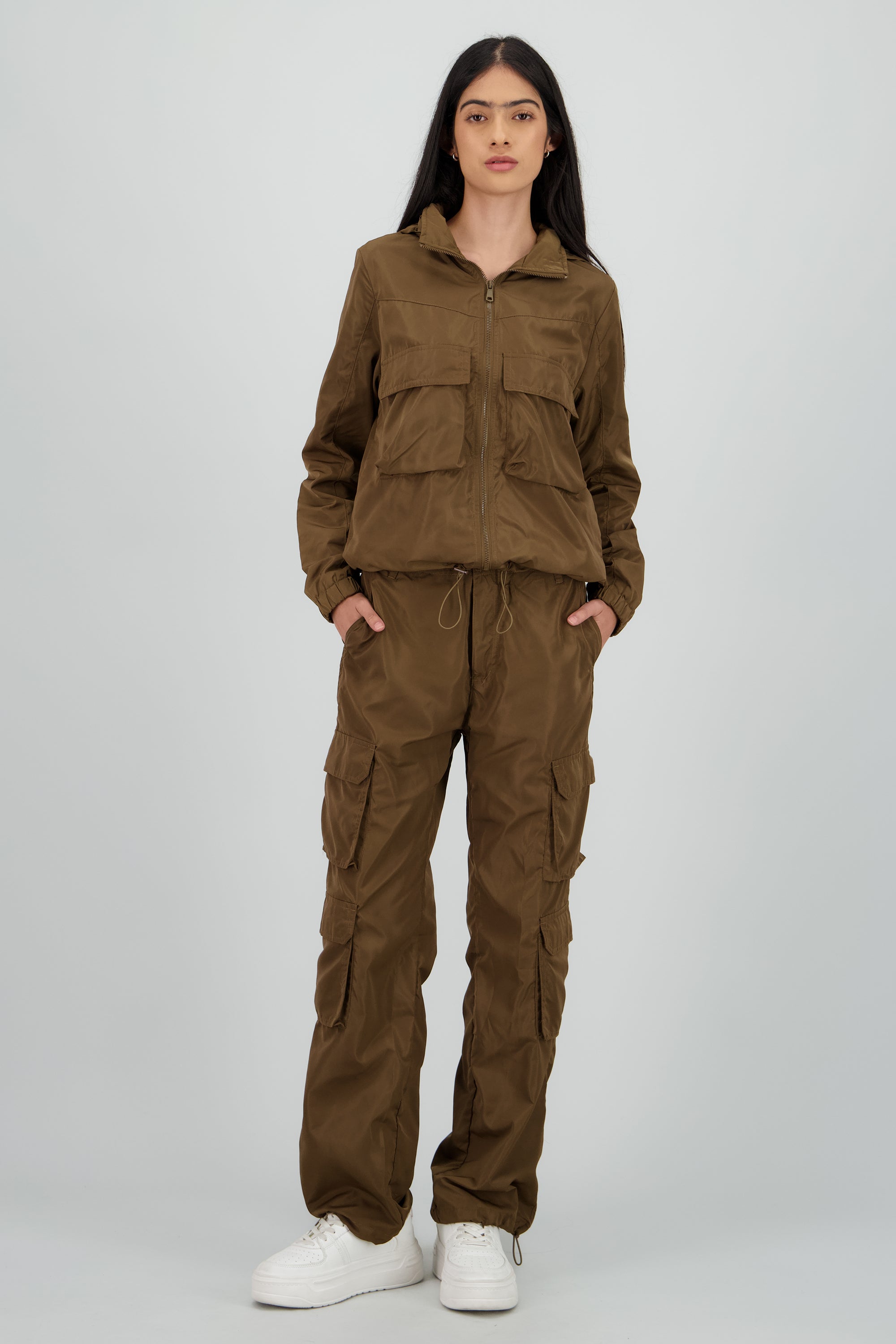 Pants tipo parachute detalle bolsas cargo CAFE