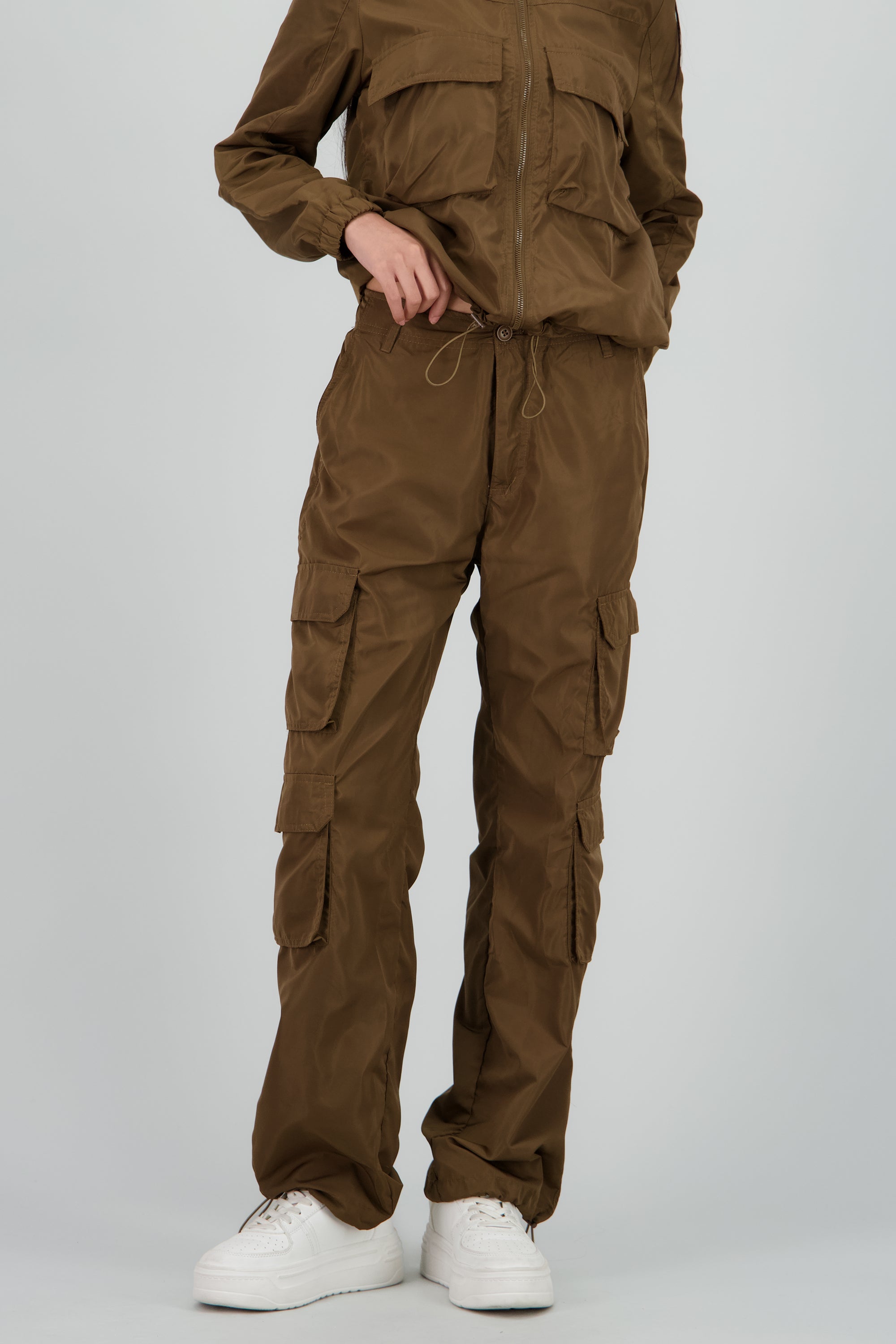 Pants tipo parachute detalle bolsas cargo CAFE