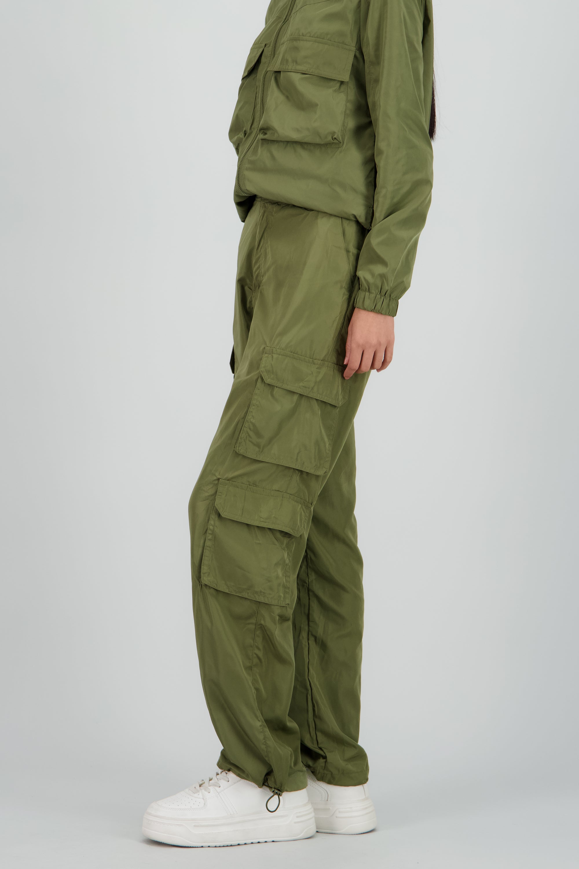 Pants tipo parachute detalle bolsas cargo OLIVO