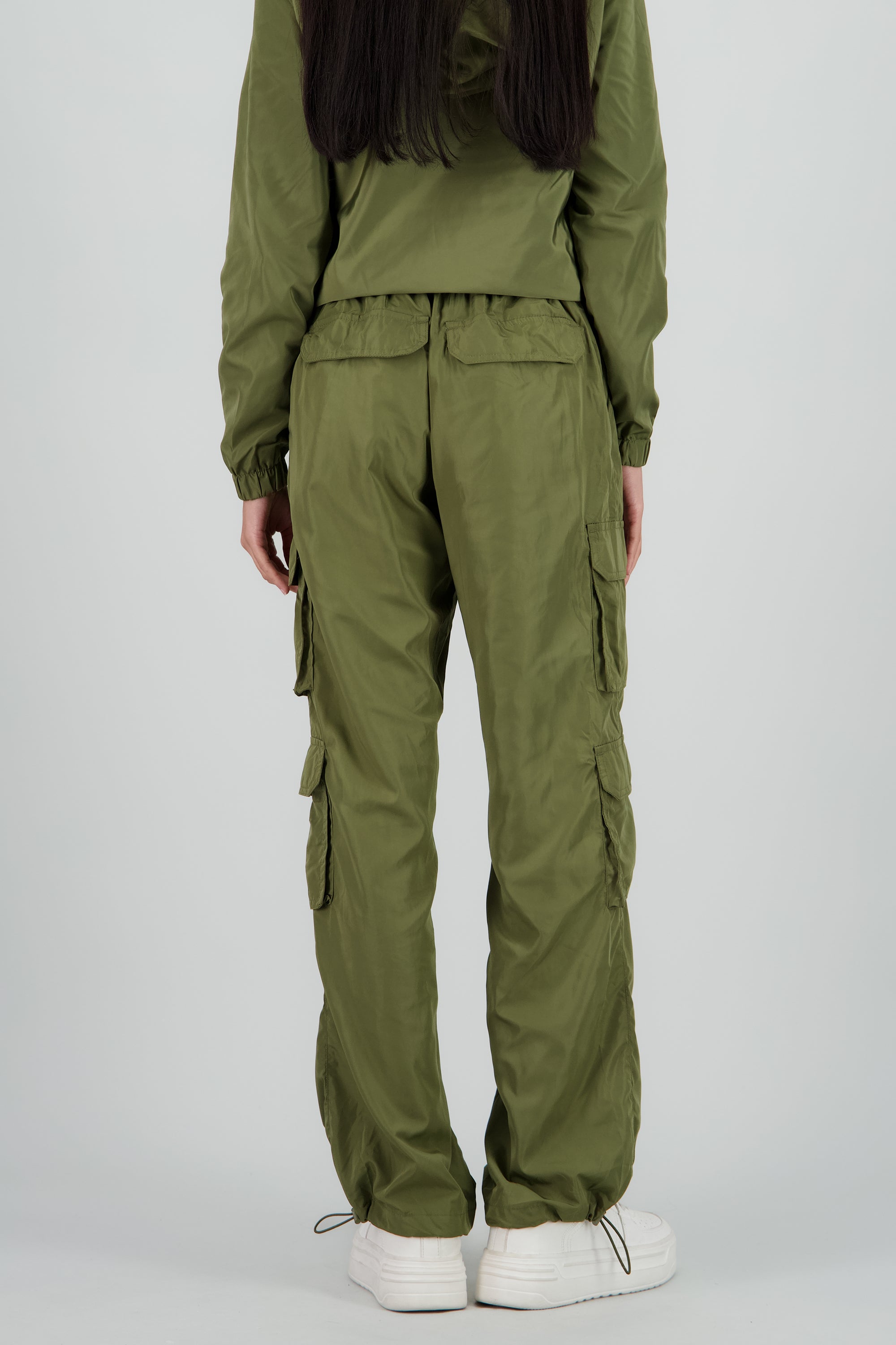 Pants tipo parachute detalle bolsas cargo OLIVO