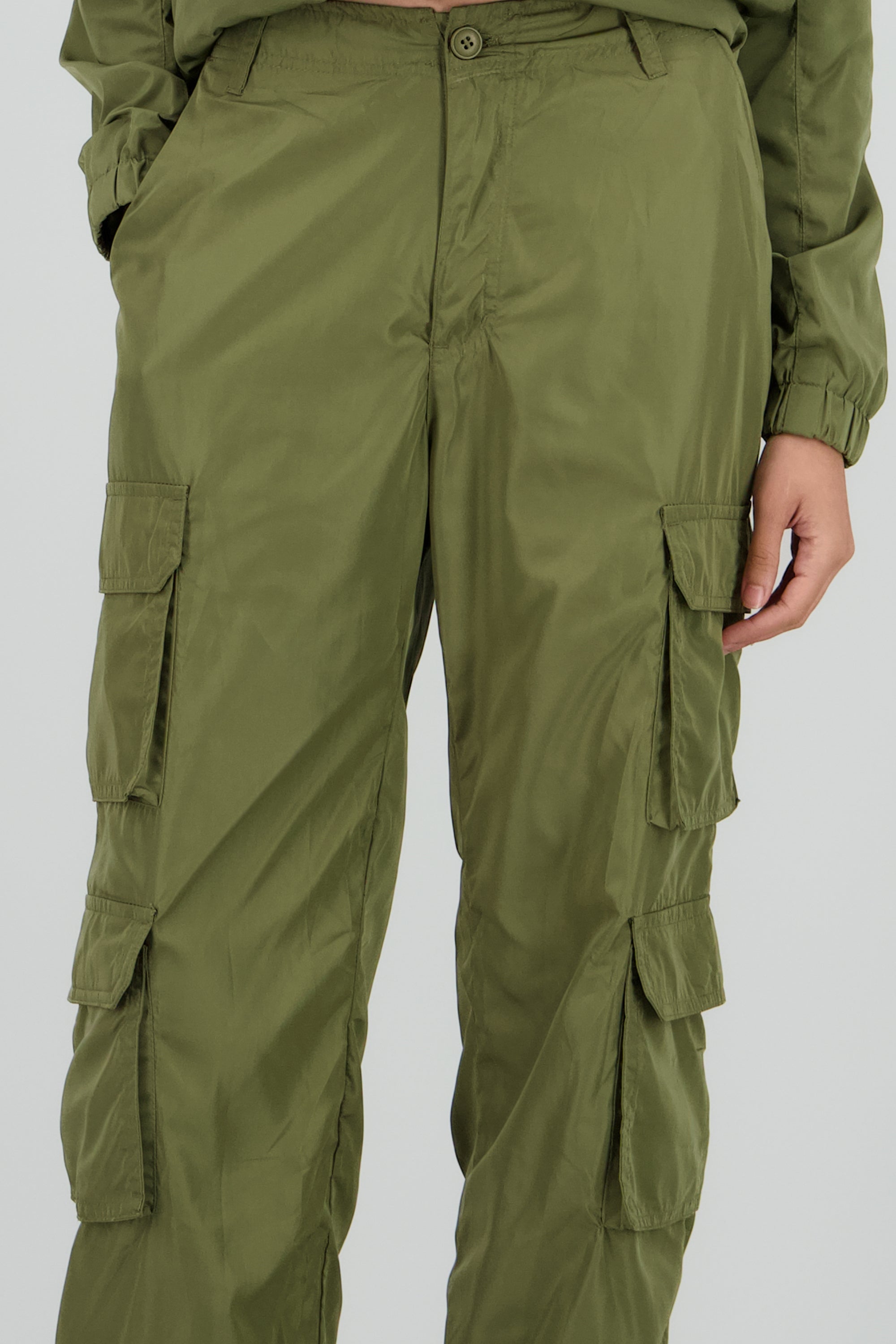 Pants tipo parachute detalle bolsas cargo OLIVO