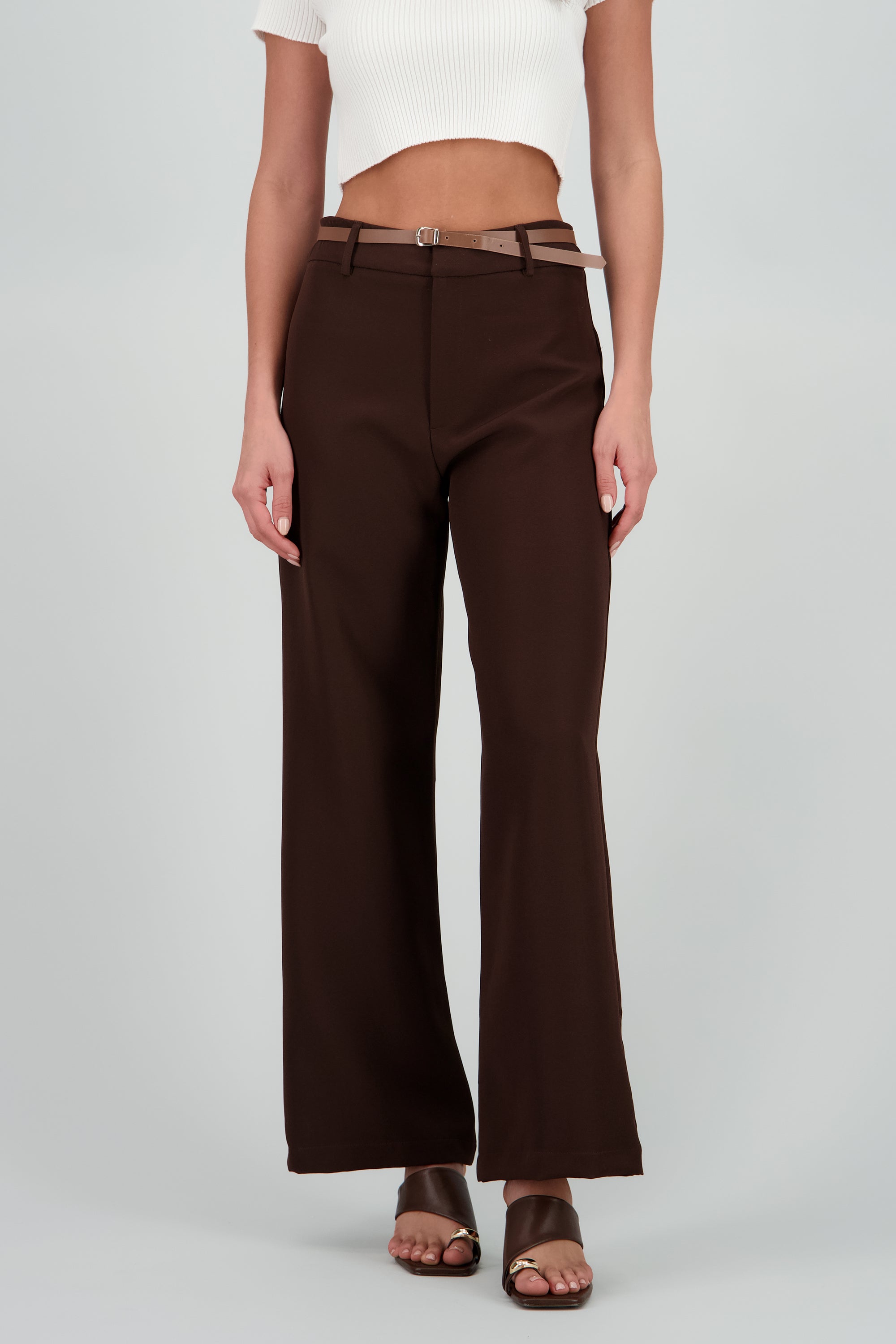 Pantalon recto tiro medio con cinturon CHOCOLATE