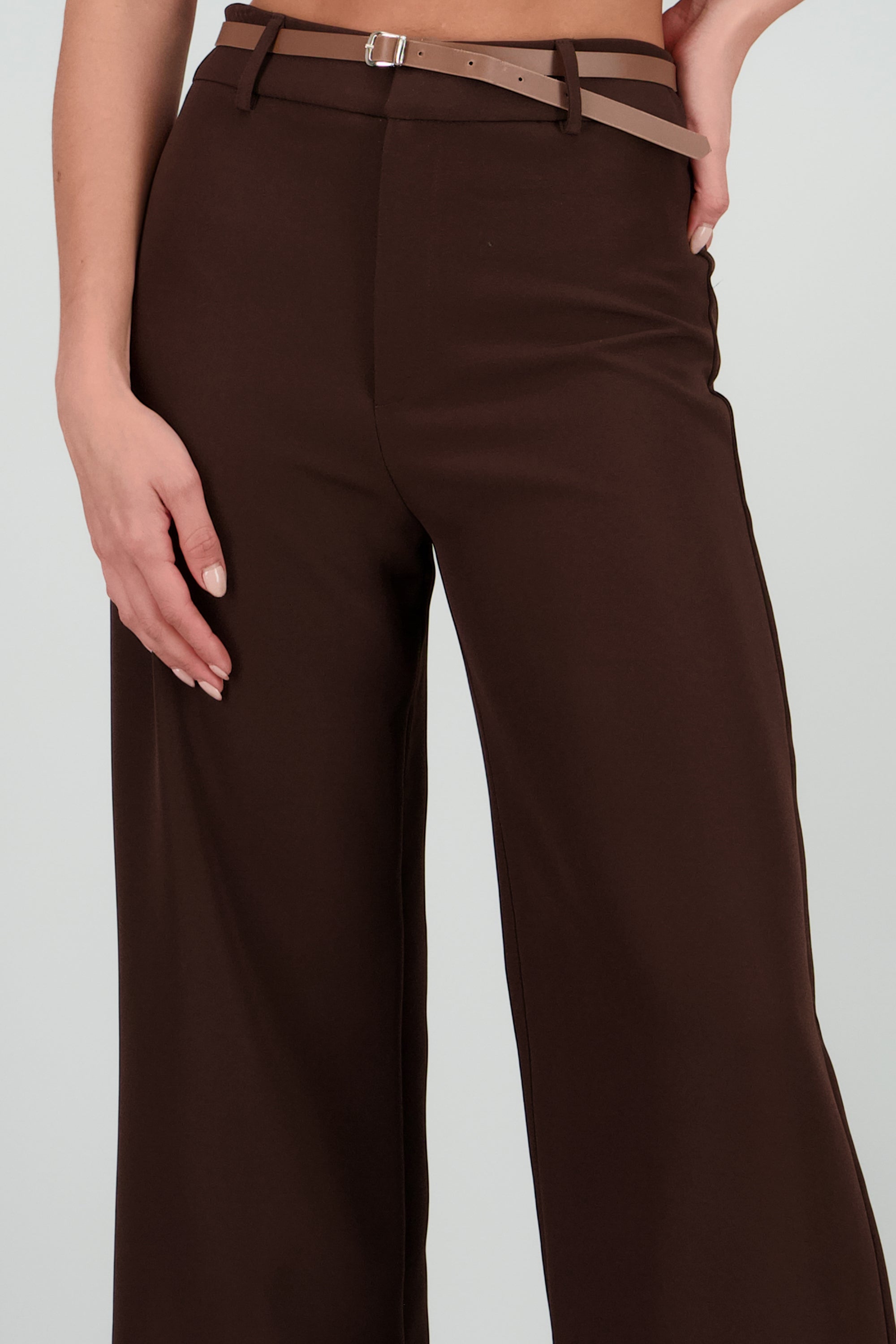 Pantalon recto tiro medio con cinturon CHOCOLATE