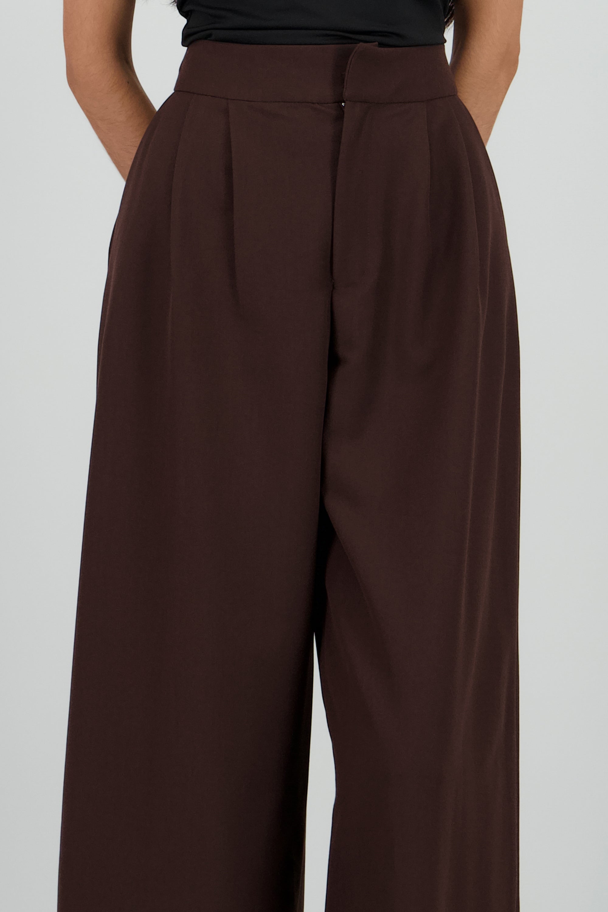 Pantalon amplio pretina detalle ajustadores CHOCOLATE