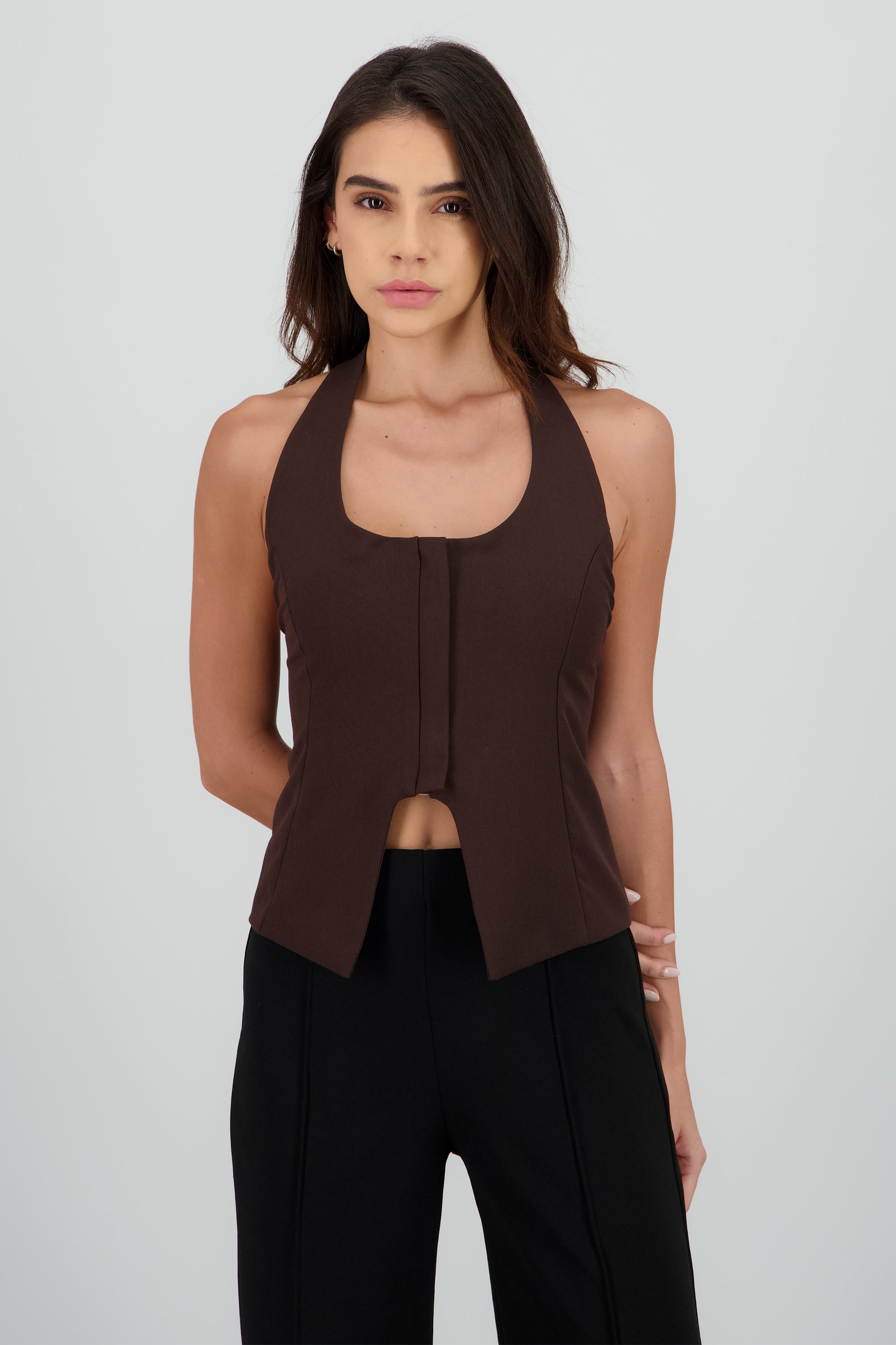 Top halter liso detalle cierre CHOCOLATE